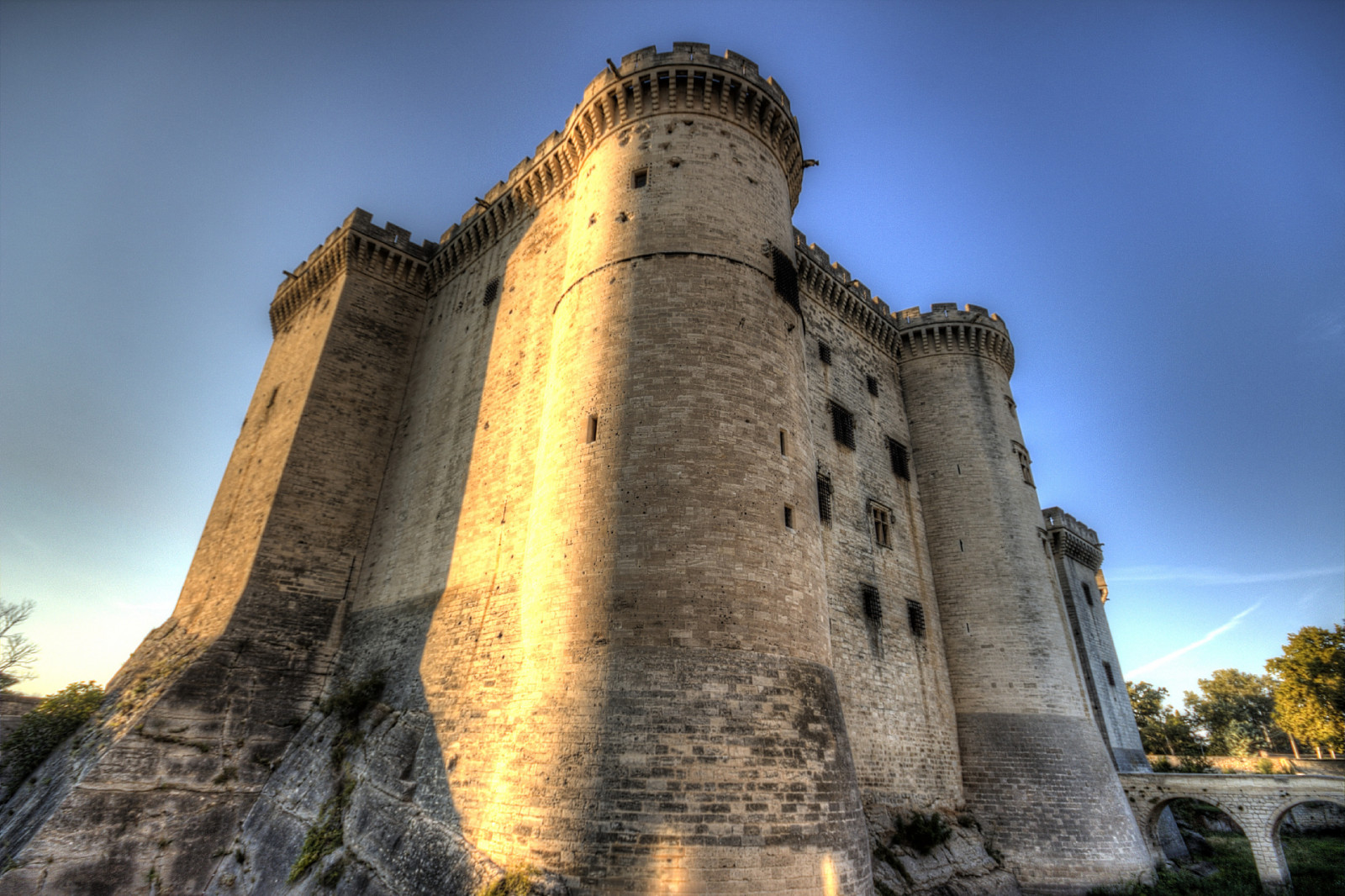 západ slunce, budova, nebe, Cestovní ruch, hrad, věž, dějiny, Kánon, HDR, oranžový, Francie, zřícenina, památník, zámek, tonemapping, široký úhel, strom, sud, coucher, bleu, mezník, sigma, eos, Photomatix, 650D, 1020mm, 10mm, turistická atrakce, dávná historie, historické místo, archeologické naleziště, zájezdy, středověk, opevnění, ultragrandangle, středověká architektura