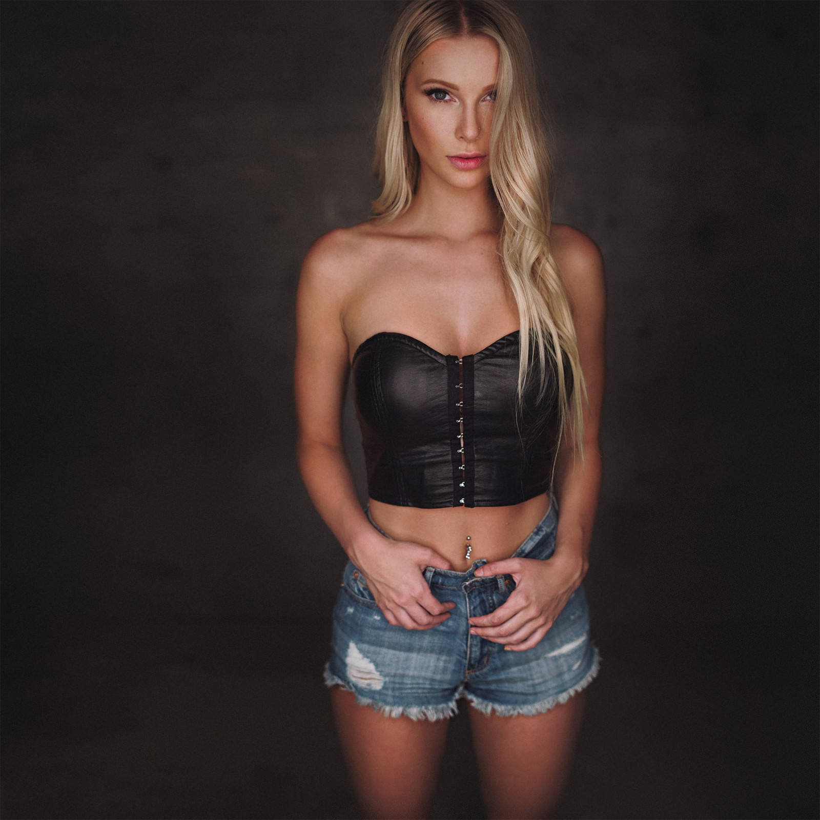 donne, modello, ritratto, bionda, capelli lunghi, fotografia, pantaloncini jeans, moda, capelli, biancheria intima, capi di abbigliamento, top model, mano, dito, gamba, muscolo, biondo, il petto, servizio fotografico, capelli castani, corpo umano, indumento intimo, indumento intimo attiva