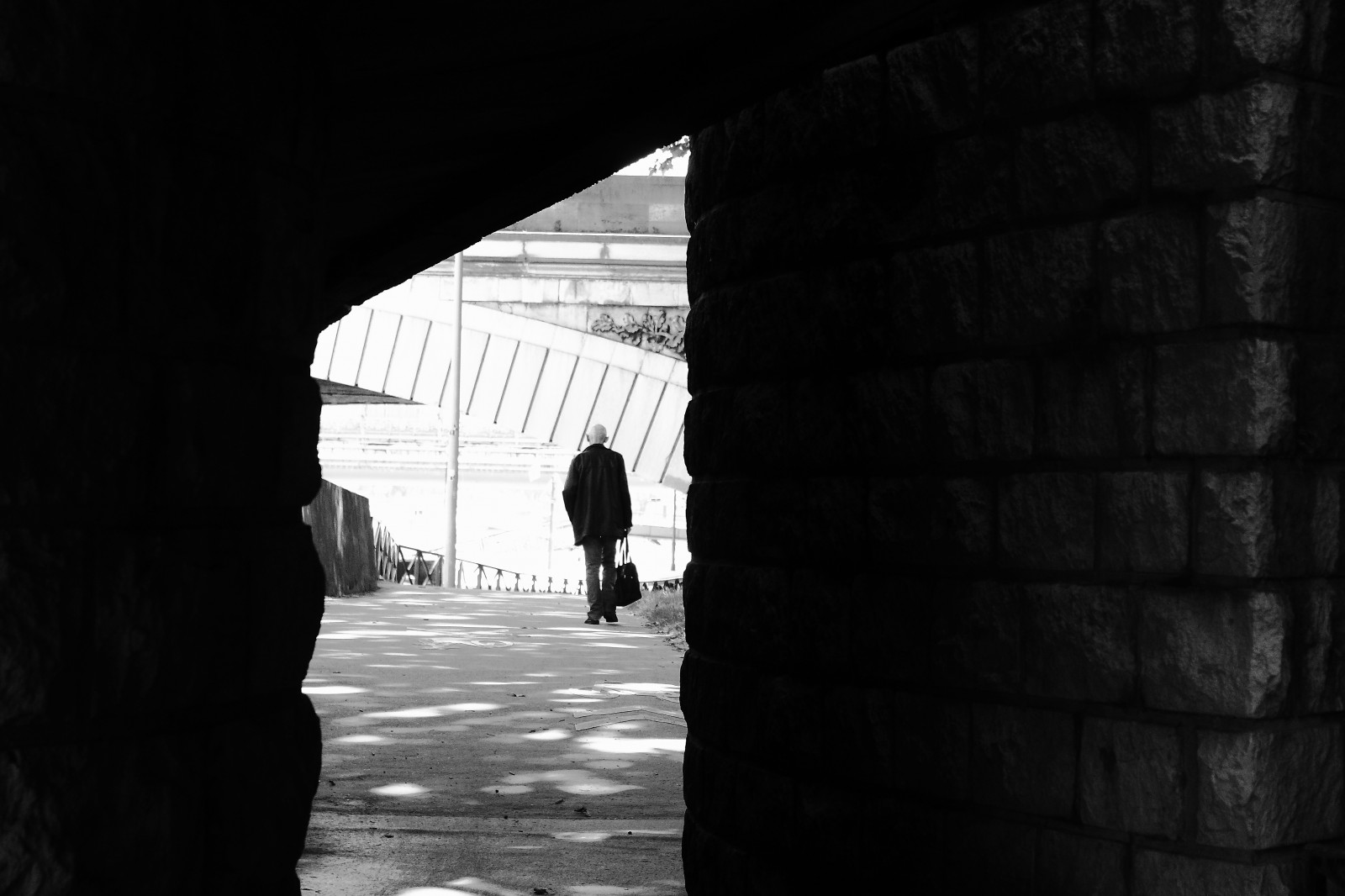 bílý, Černá, černobílý, ulice, architektura, městský, budova, nebe, stín, stěna, fotografování, oblouk, Paříž, Taška, Noir, struktura, infrastruktura, průchod, úhel, světlo, alej, Street View, starý muž, fotografie, tma, personnage, litovat, noiretblanc, blackandwithe, photoderue, momentka, urbanarte, paris13, photopascalcolin, karetní hra, vak, Černý a bílý, monochromatické fotografování, denní osvětlení, Quais, temný, Quaisdesein, Vielhomme, fixed link