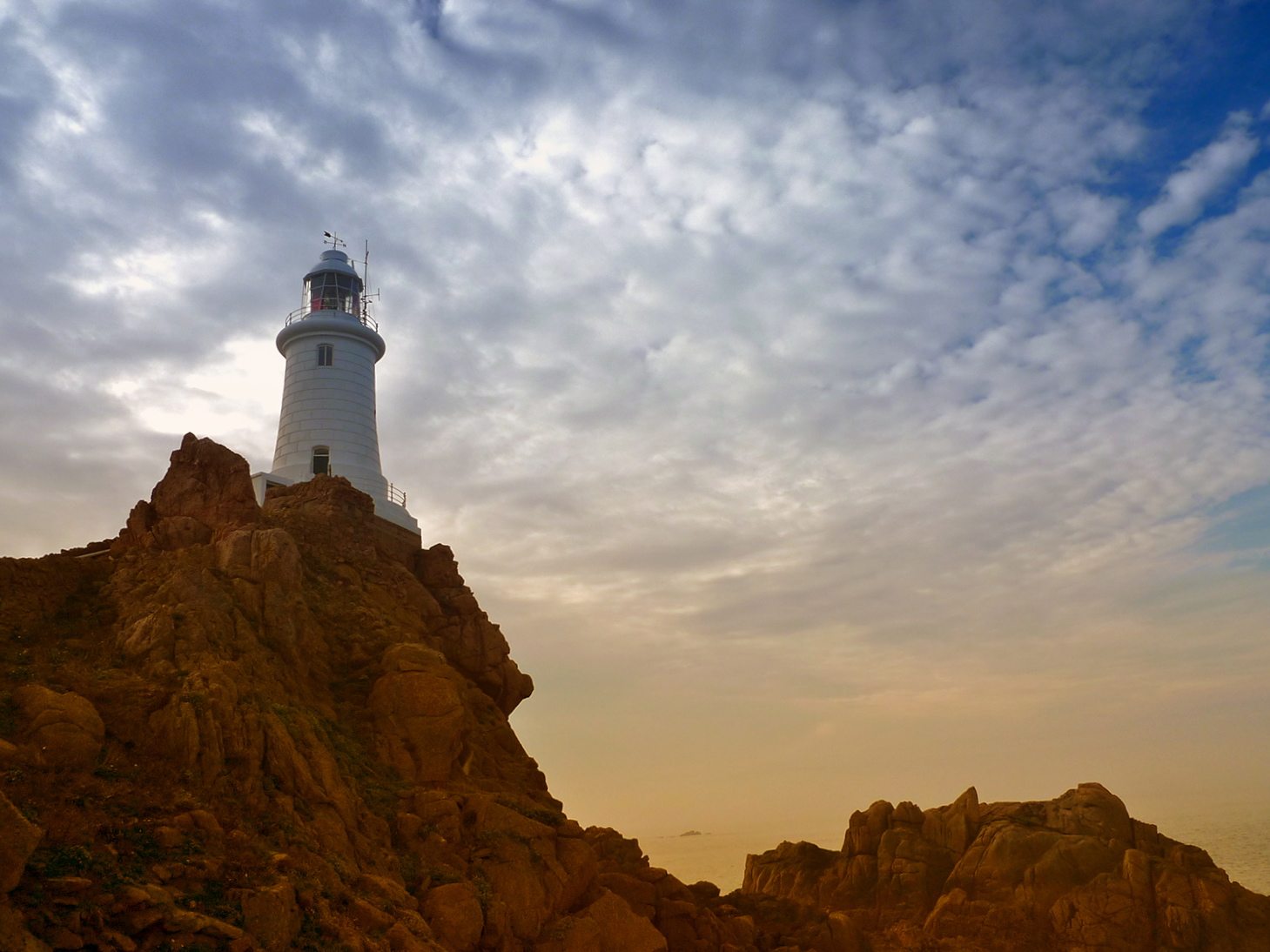 Landschaft, Meer, Hügel, Rock, Himmel, Sonnenaufgang, Tourismus, Abend, Morgen, Turm, Küste, Cliff, Leuchtturm, Horizont, Kap, Leuchtfeuer, Vereinigtes Königreich, Bildung, Terrain, Wolke, Jersey, Berg, Dämmerung, Commentbygwlap, Phare, Leuchtturm, Meteorologisches Phänomen, Ödland, Ecoregion, Faro, Vorgebirge, Corbiere, Böschung, Mallice