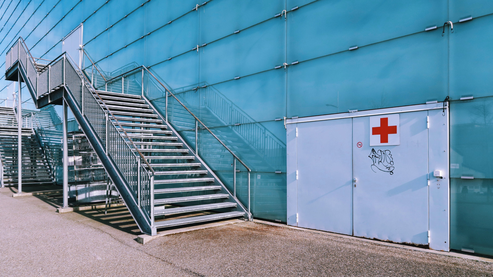 architektura, budova, nebe, stěna, modrý, sklenka, Švýcarsko, dveře, schody, struktura, úhel, Bern, odrazy, Červený kříž, fasáda, denní osvětlení, první pomoc, Bernerallmend, Messeplatz, Allmend, Mingerstrasse