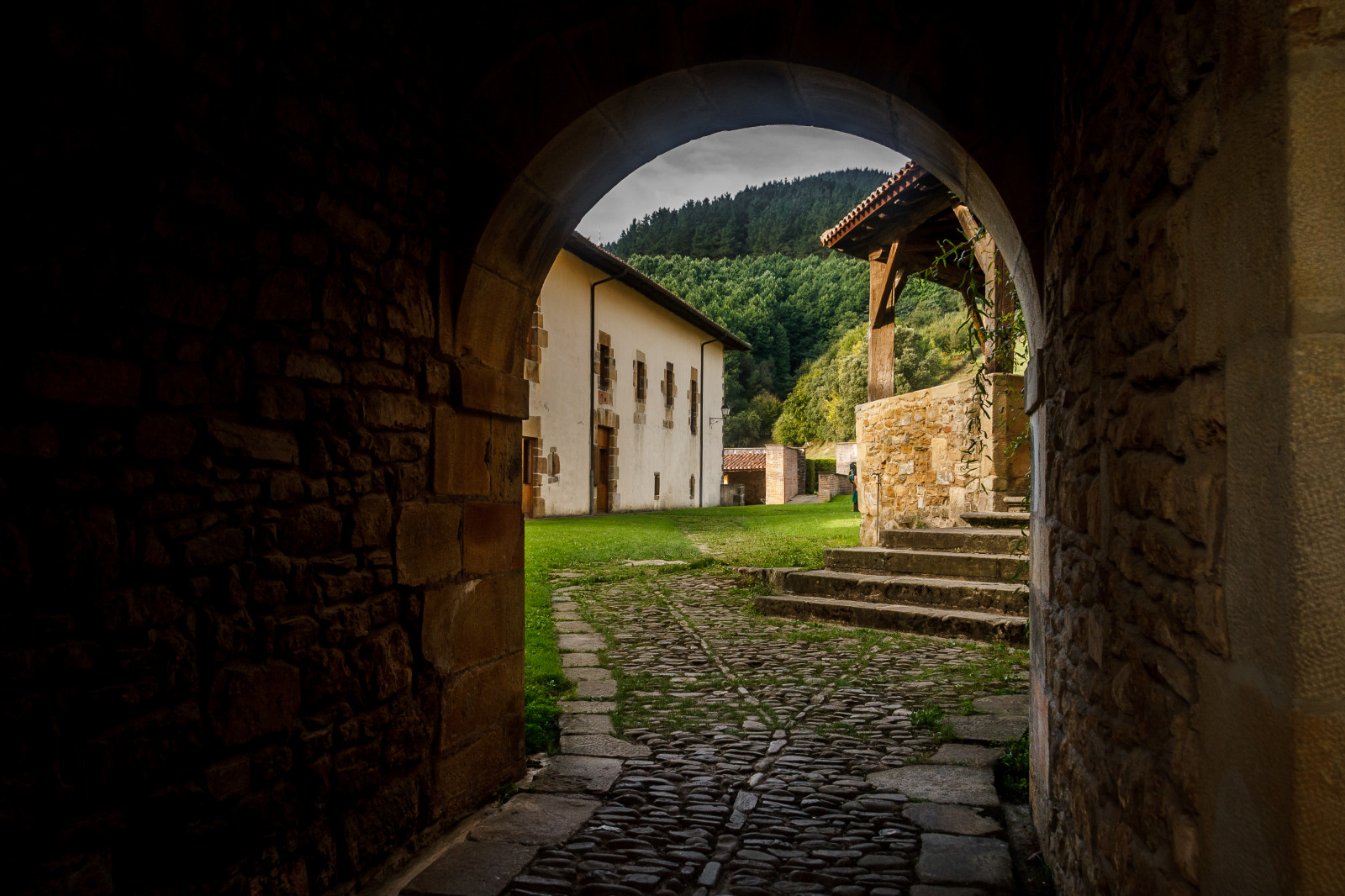 landskab, vindue, gade, arkitektur, gammel, himmel, væg, vej, landsby, historie, bue, kloster, ruiner, infrastruktur, træ, gyde, rejsende, Port, mørke, Puerta, facade, caminando, antiguo, viajando, backpacking, oldtidshistorie, Monasterio, hacienda, caminodesantiago, golgata, caminodelnorte, calvario, Cenarruzabol bar, cenaerruza, thewayofsainjames