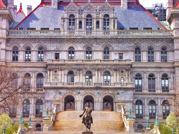 classical architecture,landmark,building,plaza,palace,facade