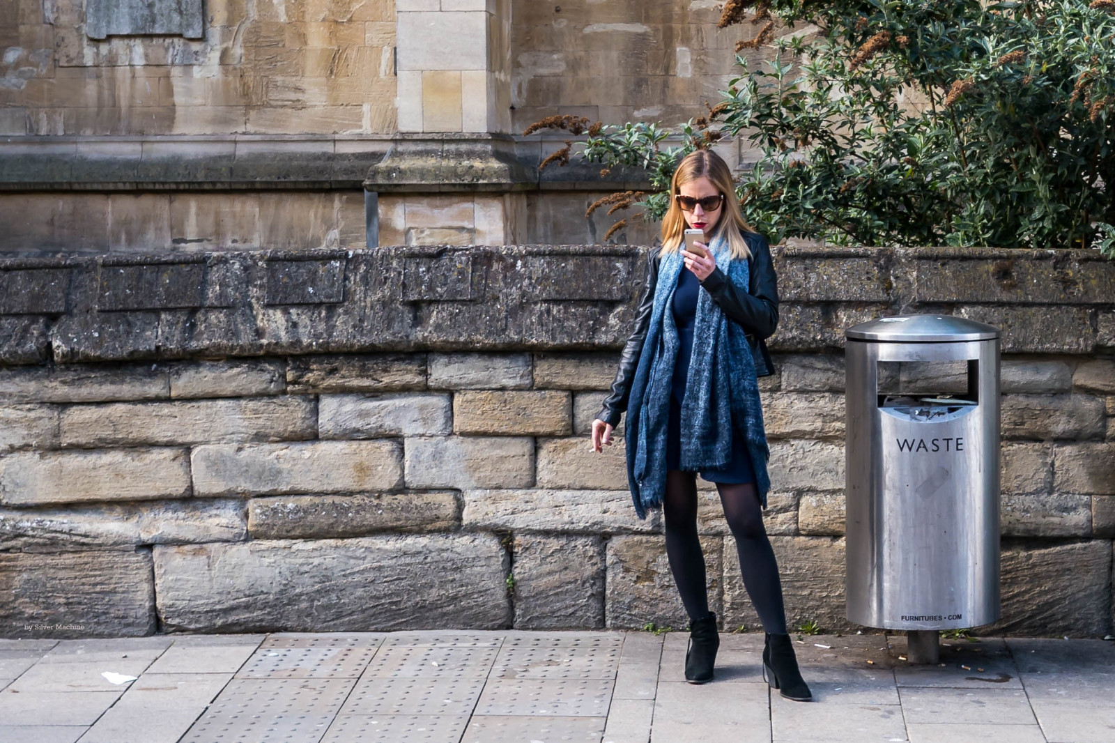 lidé, ulice, sluneční brýle, sedící, zima, stěna, silnice, džíny, vzor, Denim, stojící, telefon, infrastruktura, strom, venkovní, dívka, žena, psaní, streetphotography, lumix, upřímný, streetportrait, lumixg, lumixg20mmf17, lumixg5, Oxford, svrchní oděvy, kalhoty, Oxfordshire, veřejný prostor, odpadkový koš