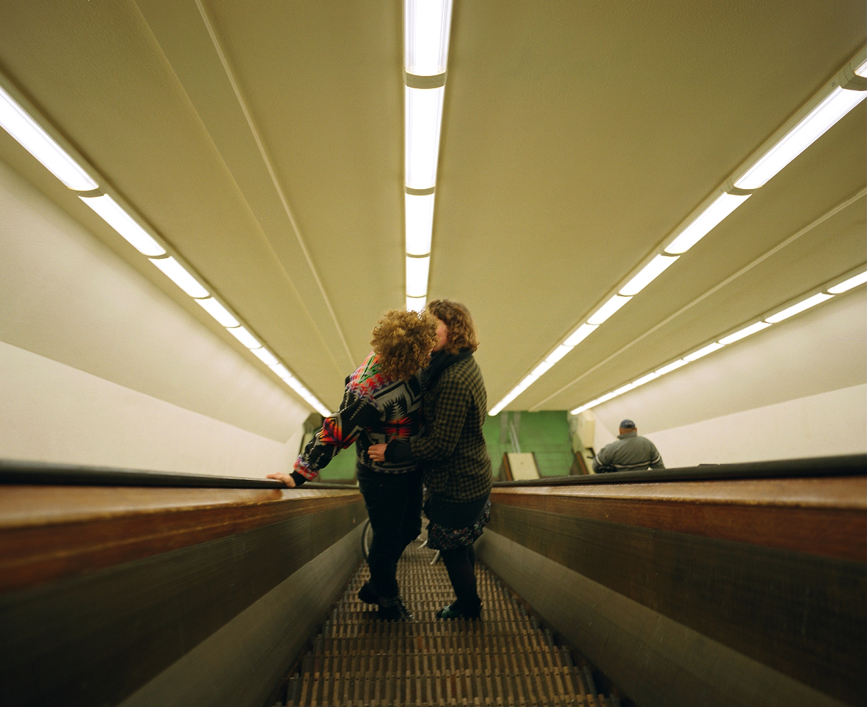 jezdící schody, momentka, veřejná doprava, dívka, dřevo, zábava, úhel, denní osvětlení, rychlá přeprava