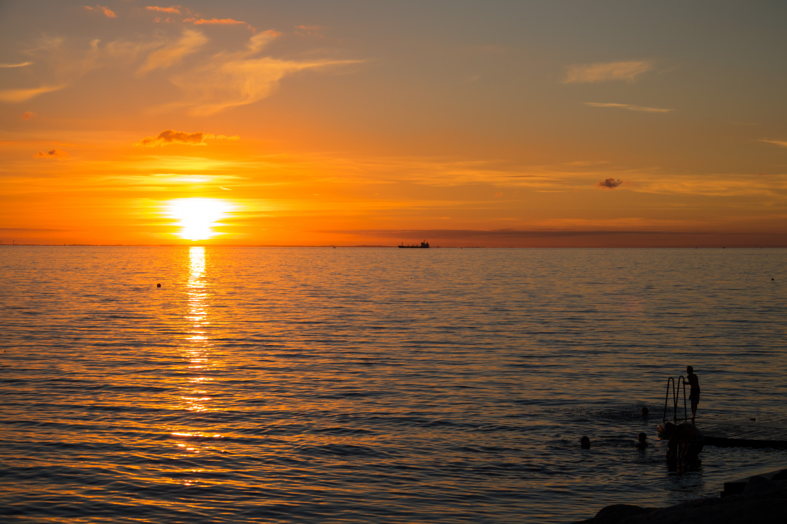 slunečnímu záření, západ slunce, moře, odraz, silueta, svítání, večer, ráno, slunce, horizont, soumrak, svítání, oceán, v strahamnen, solnedg ng, siluett, hav, Malmo, goodnightsun, exif modelu canoneos760d, geocountry, Kamera aby kánon, geocity, Model fotoaparátu canoneos760d, geostate, geolocation, EXIF čočka efs18200mmf3556is, exif aby kánon, EXIF isospeed 100, EXIF otvor 80, exif focallength 50mm, odlesk, červená obloha v dopoledních hodinách