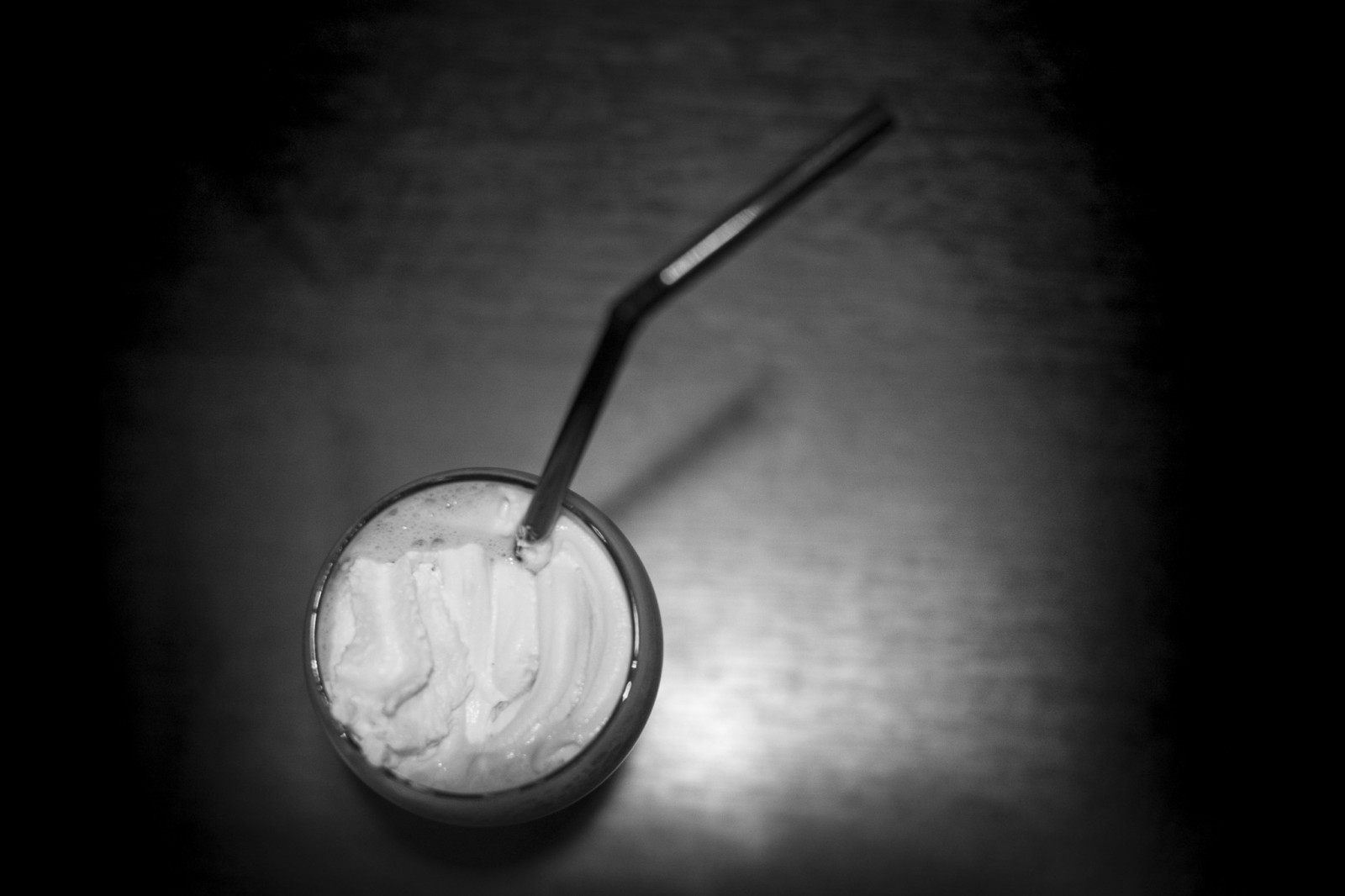 Černá, černobílý, napít se, sklenka, Krém, Fujifilm, světlo, Černý a bílý, Glas, tělesné, osvětlení, ruka, fotosondag, fs160529, attackfoto, tma, šlehačka, attackfoto7, irská káva, Černý a bílý, monochromatické fotografování, žárovka, zátiší fotografování, x2