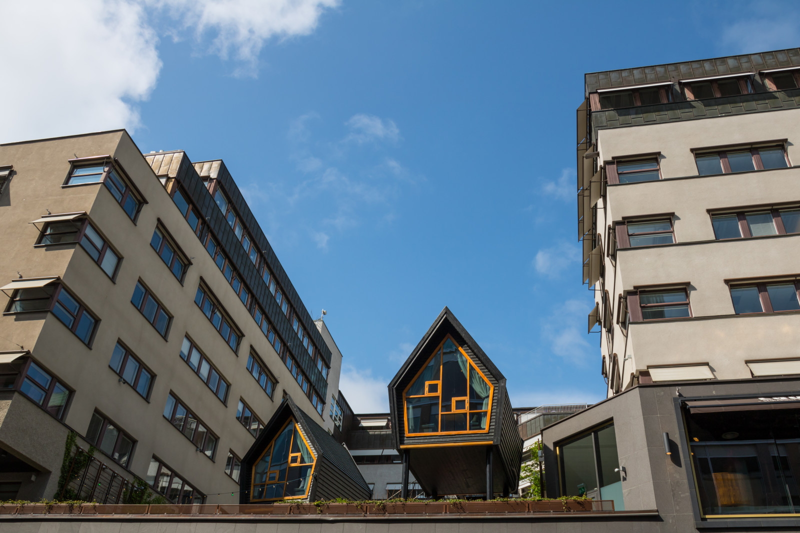 Stadt, Straße, Stadtbild, die Architektur, Gebäude, Straße, Haus, Wolkenkratzer, Stadt, Stockholm, Innenstadt, Zuhause, Angrifffoto, Wohnung, Eigentumswohnung, Wahrzeichen, Vorort, Fassade, Stadtgebiet, menschliche Siedlung, Gegend, Wohngebiet, Turmblock