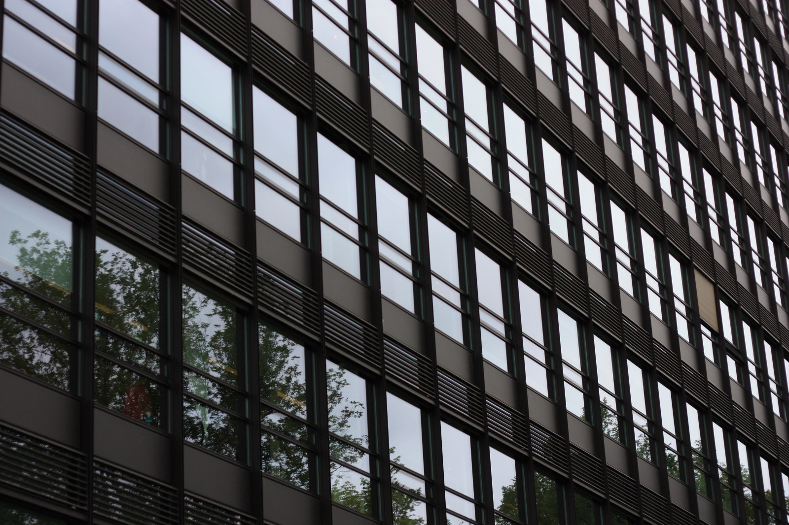 okno, architektura, budova, stěna, symetrie, mrakodrap, sklenka, Vzhled interiéru, tvar, design, čára, fasáda, hlavní sídlo, urban area, panelový dům, Žaluzie okna