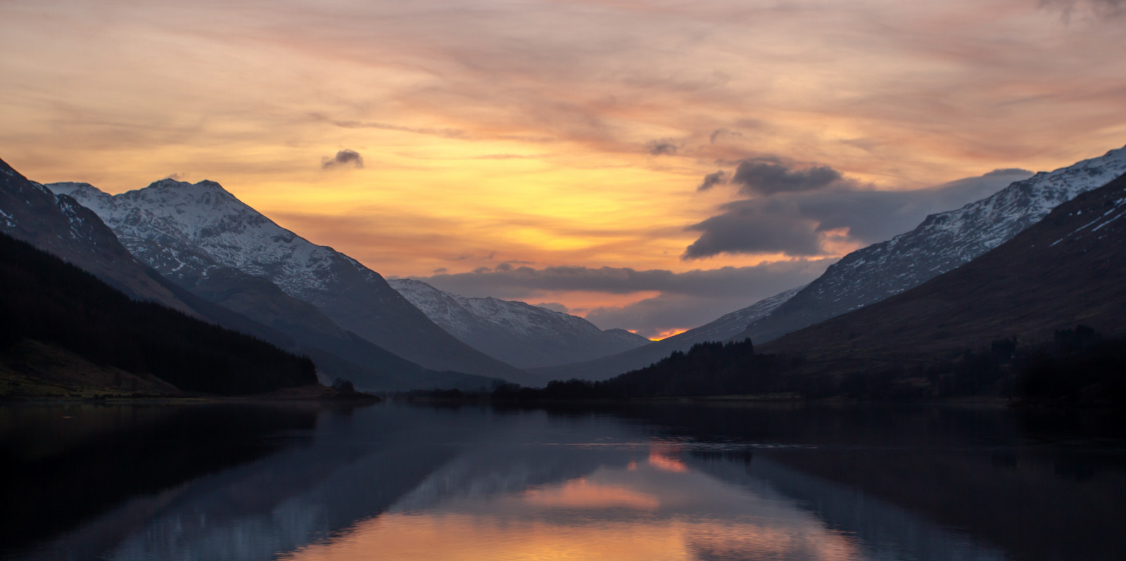 odraz, nebe, Příroda, jezero, vysočina, jezero, voda, svítání, mrak, divočina, hora, nádrž, ráno, atmosféra, večer, svítání, pohoří, západ slunce, odlesk, soumrak, slunečnímu záření, fjord, řeka, mount scenérie, horizont, banka, klesl, Lake District, uklidnit, krajina, strom, meteorologický jev, národní park, kopec, počítač tapeta, Alpy