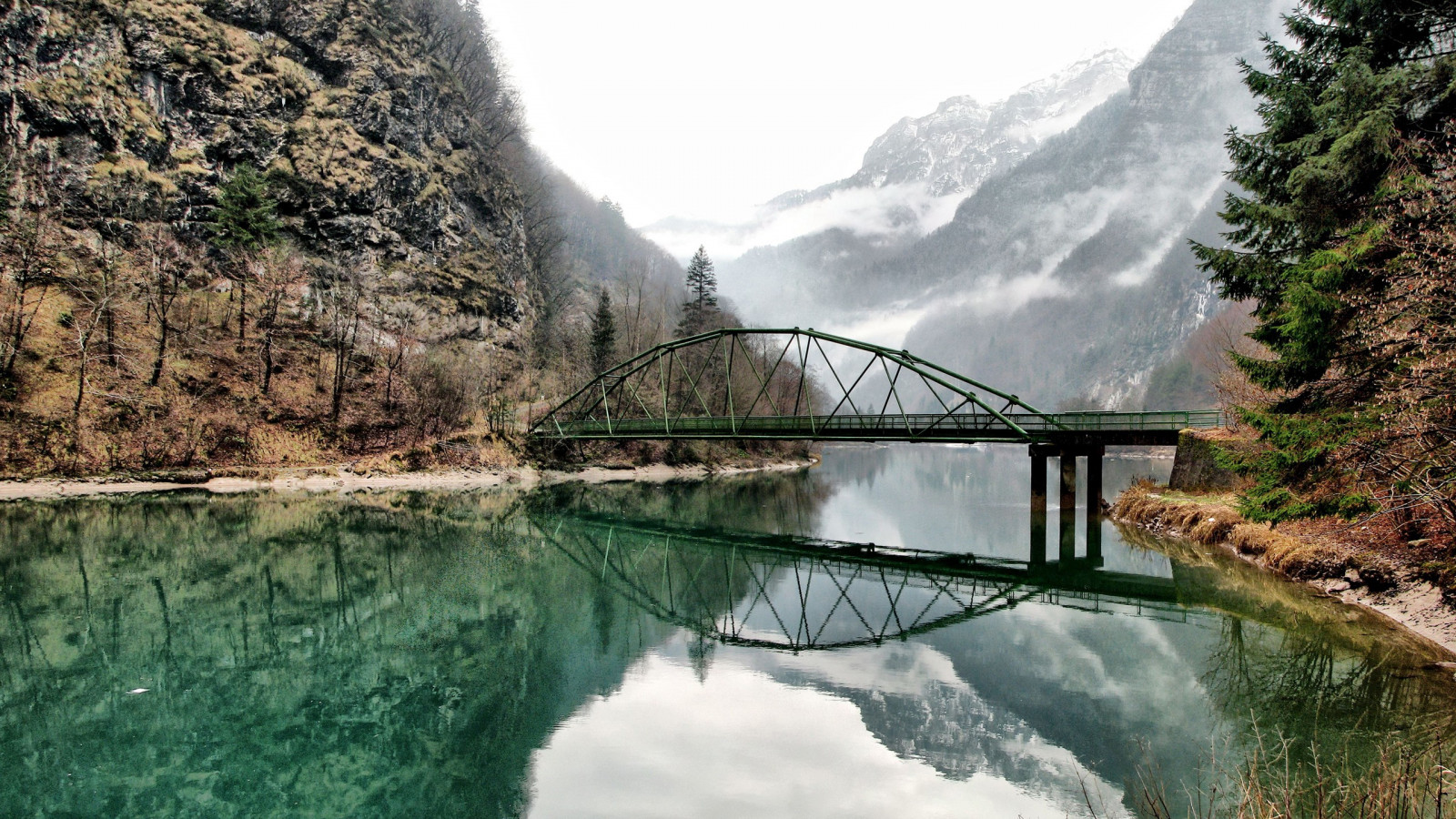 stromy, krajina, les, jezero, voda, Skála, Příroda, odraz, nebe, zasněžený vrchol, mlha, most, řeka, národní park, fjord, Alpy, mount scenérie, obloukový most, mrak, strom, hora, rostlina, vodní tok, nádrž, 2560x1440 px, pohoří, ďáblův most