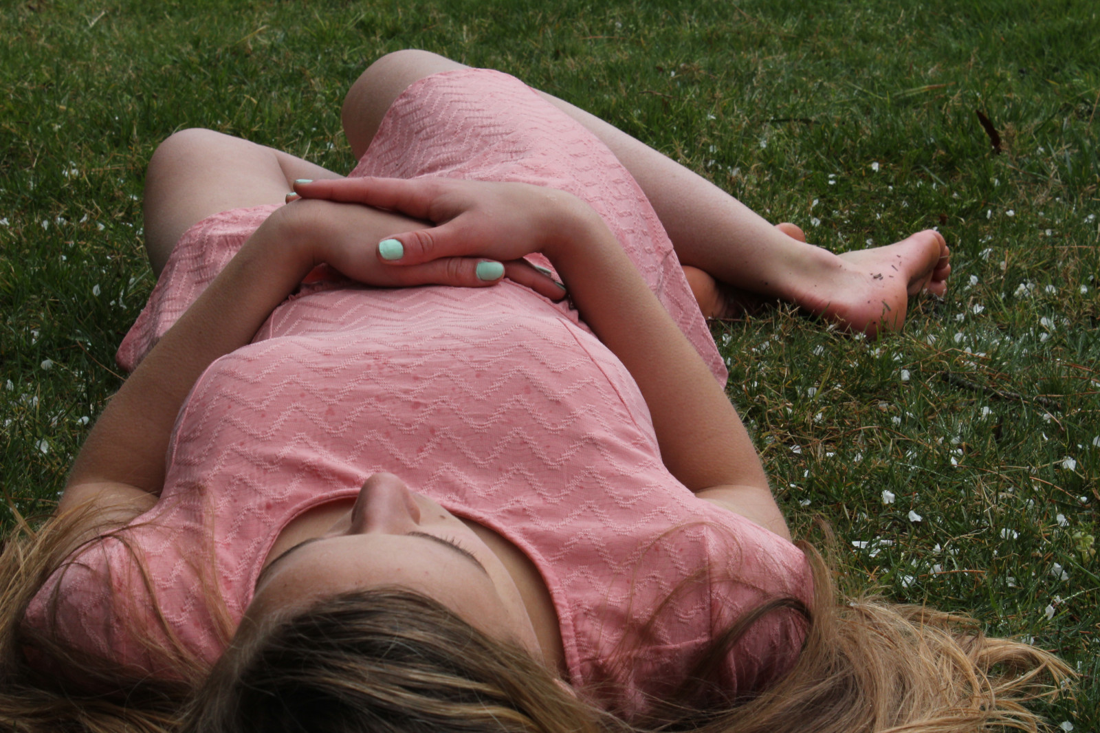 blomster, pige, græs, barfodet, ligger ned, teenagegirl