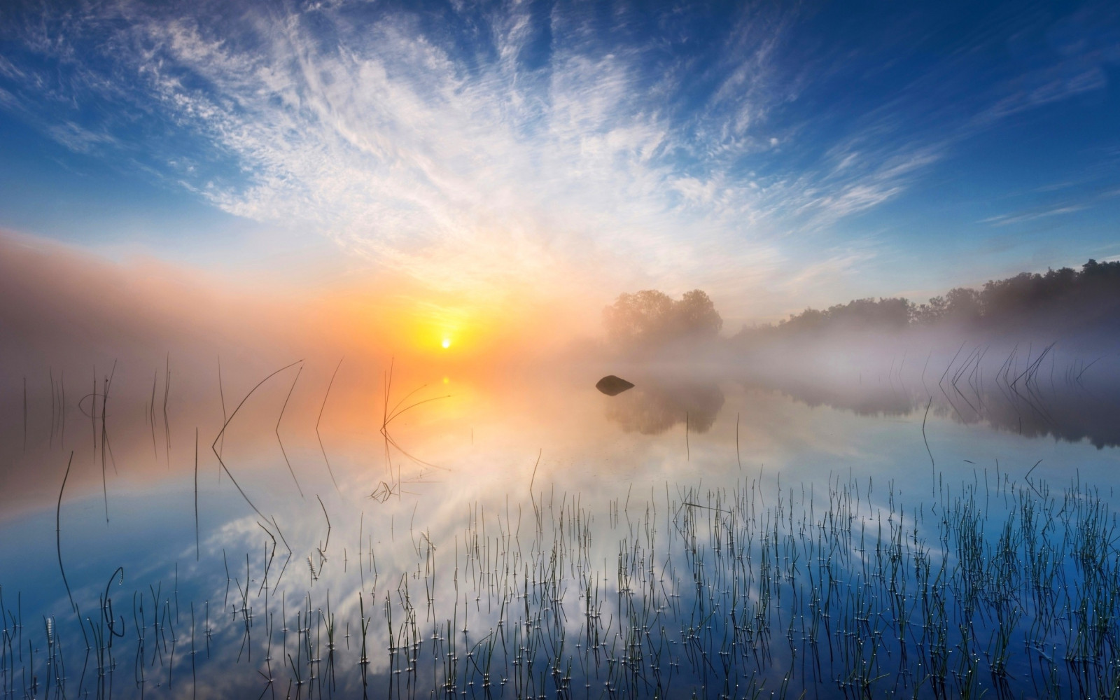 lumina soarelui, peisaj, alb, apus de soare, lac, apă, natură, reflecţie, cer, iarnă, răsărit, galben, albastru, seară, dimineaţă, aburi, îngheţ, Soare, orizont, atmosfera, Suedia, amurg, Congelare, ușoară, nor, ceaţă, Munte, vreme, zori de zi, fenomen atmosferic, tapet de calculator