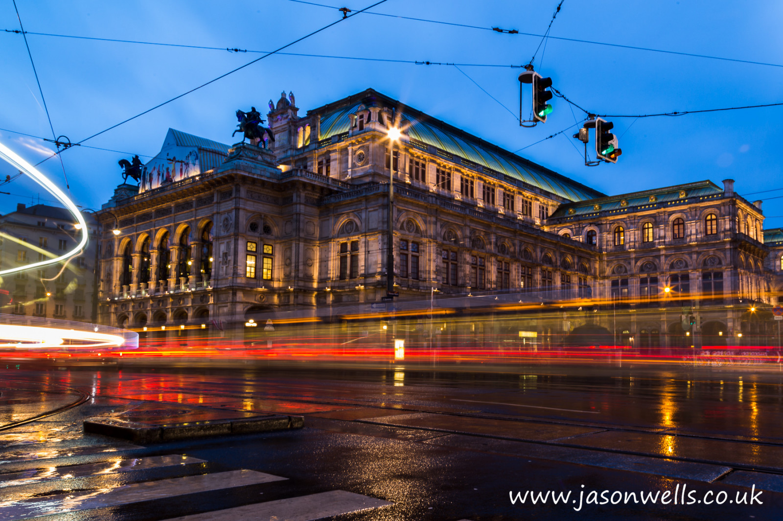 mezník, nebe, odraz, město, turistická atrakce, město, metropole, urban area, architektura, světlo, panoráma města, noc, Metropolitní oblast, budova, večer, fasáda, náměstí, náměstí, ulice, centrum, soumrak, klasické architektury, Dům