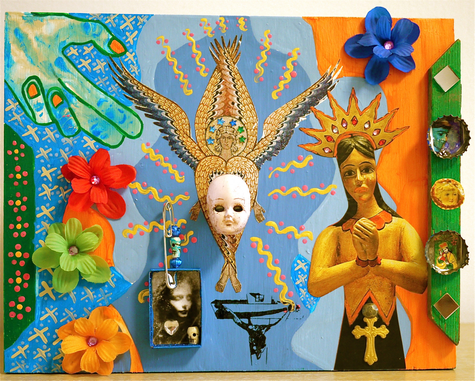 hænder, blomster, collage, rød, Engel, stjerner, træ, grøn, gul, blå, spejl, orange, kranium, Mexico, perler, kryds, religiøs, dukke, helligdom, juveler, Alter, mexicanske, Alexandria, bedende, totem, Virginia, bottlecaps, KUNST, blomst, hjerter, moderne kunst, bønner, Kristus, rawart, outsiderart, assemblage, MixedMedia, contemporaryart, autodidakt, ekspressionisme, artbrut, foundobjects, acrylicpaint, visionaryart, primitiveart, metallicpaint, carpettacks, jenniferbeinhackercom, religiousart, artonwood, churchart, religiousfigures, artnaif, jesus, Jesus Kristus, matchboxart, ofrenda, spejle, Polka prikker, kranier, oldwood, dollheads, prayinghands, Jomfru Maria, sikkerhedsnåle, mexicanfolkart, tændstikæsker, christonthecross, spiritualart, religiousperson, religioussaints, artoutletorg, torpedofactoryartgallery, ofrenda2010, ourladyofguaduloupe