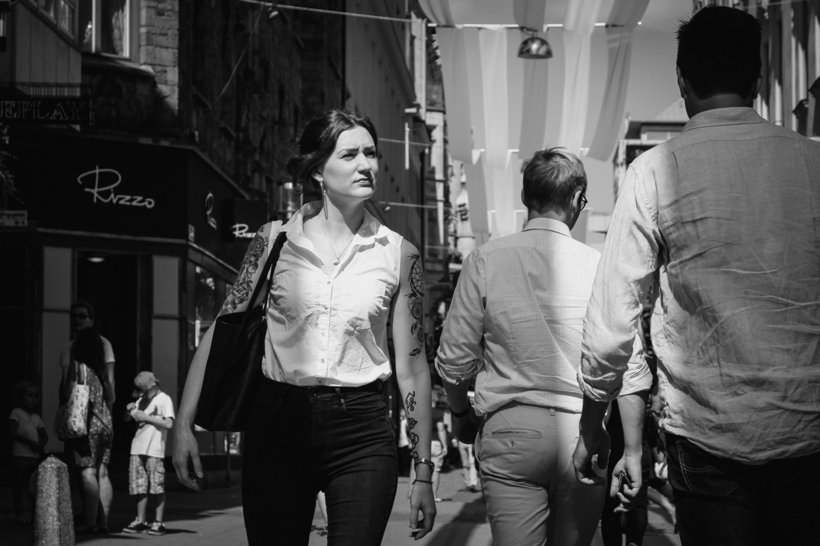 žena, bílý, Černá, Stockholm, streetphotography, pouliční život, tetování, 2015, Biblioteksgatan, svartvitt, gatufoto