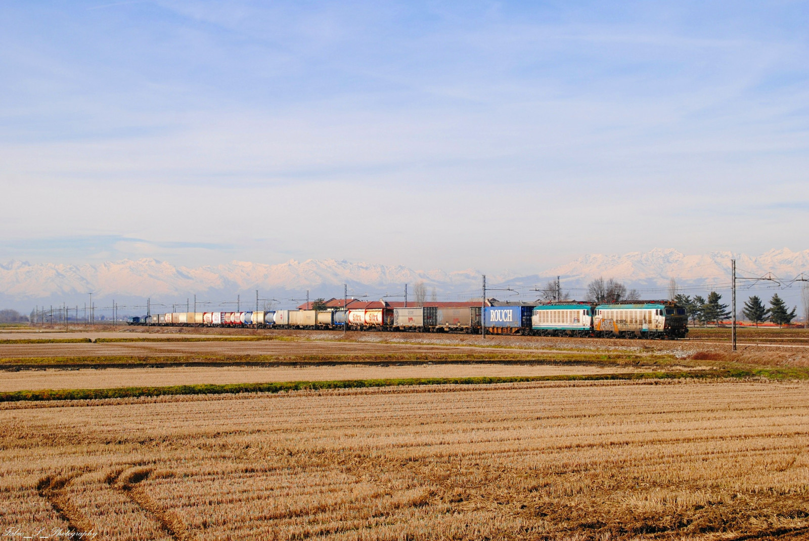 krajina, nebe, zima, vozidlo, pole, tygr, vlak, železnice, horizont, doprava, lokomotiva, elektrický, mrak, strom, vlaky, lučina, rostlina, Italia, dráha, fs, prostý, inverno, Campagna, prérie, piemonte, piedmont, venkov, pozemní vozidla, tráva rodina, železniční doprava, kolejová vozidla, železniční vůz, nákladní doprava, treno, elektrické napájení, ekoregion, Treni, Trenitalia, bažina, tigre, Tigri, tec, Elettrico, Na zemi, Rfi, E652, Italiantrain, Fabstrain