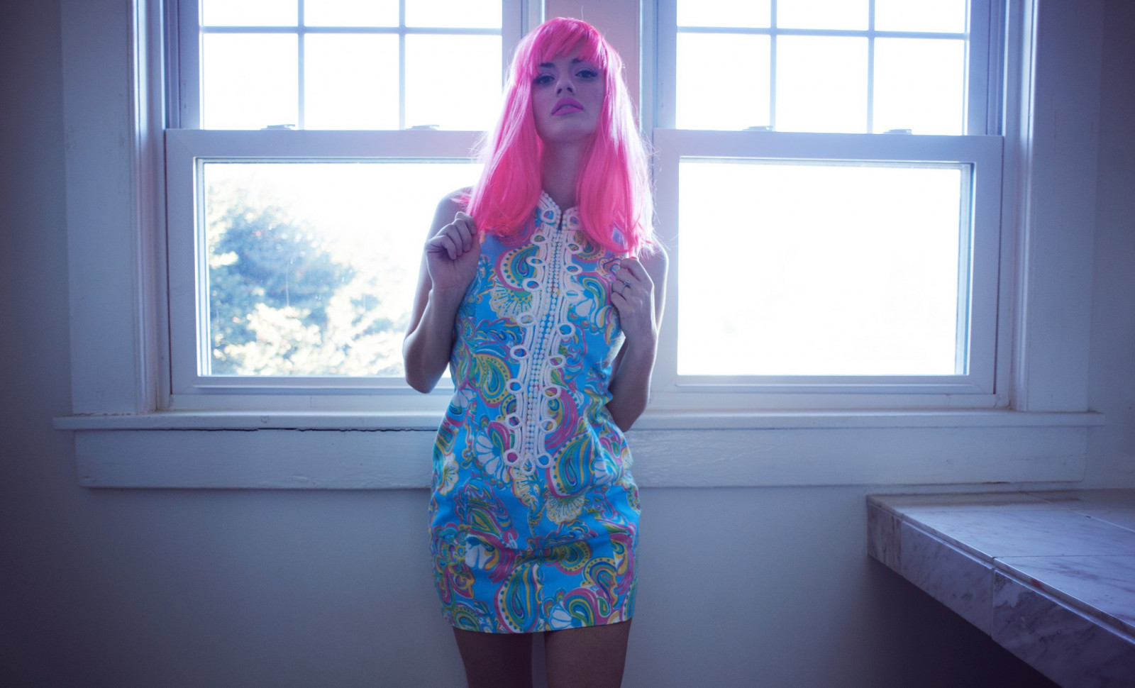 ผู้หญิง, กำลังมองหาผู้ชม, แต่งตัว, สีน้ำเงิน, ลิปสติกสีชมพู, แฟชั่น, ผมสีชมพู, วิกผม, ฤดูใบไม้ผลิ, เสื้อผ้า, ศิลปะ, สี, ออกแบบ, ชุดแต่งกาย, การถ่ายภาพ