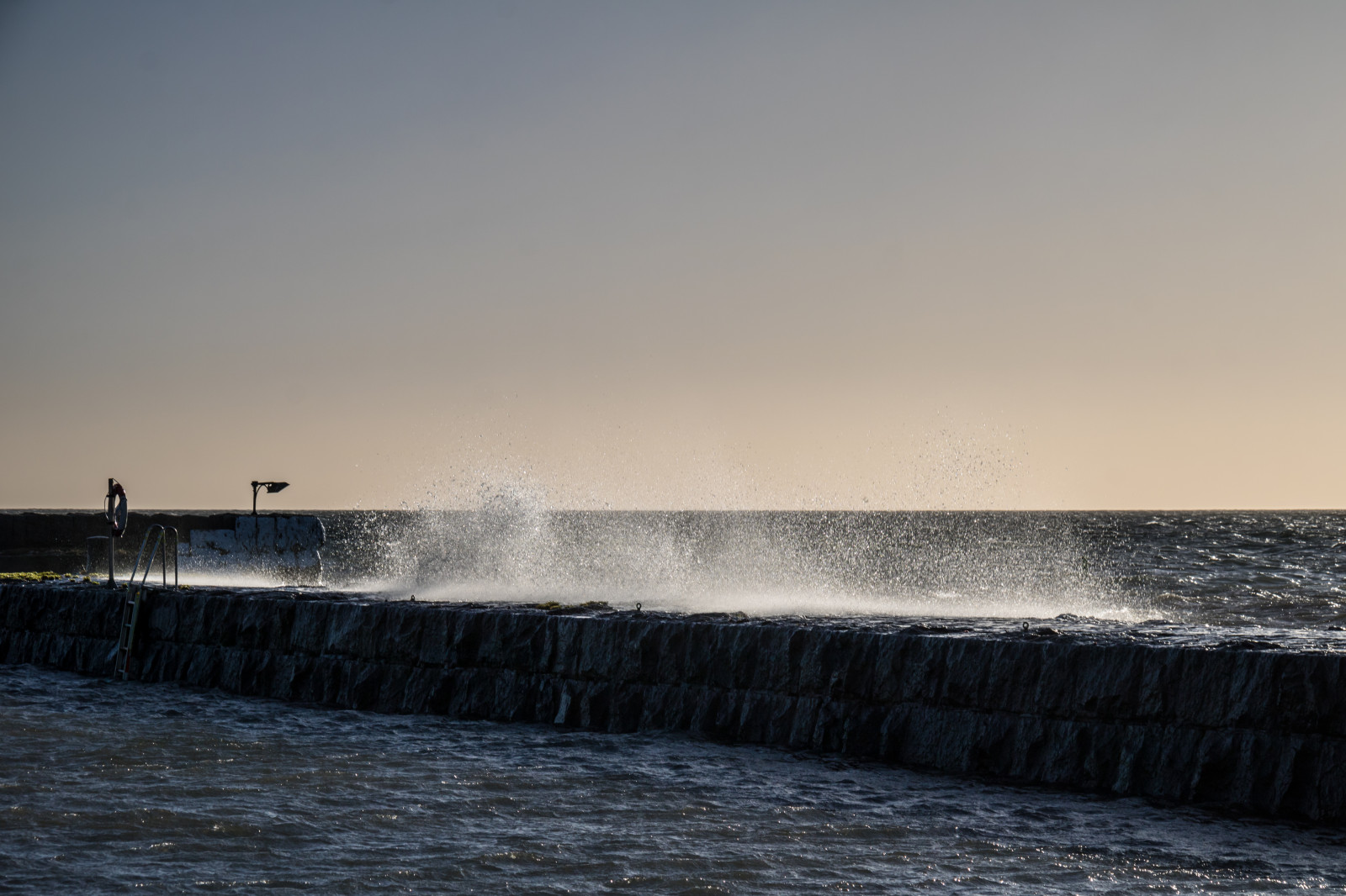 západ slunce, moře, záliv, voda, pobřeží, pláž, svítání, večer, ráno, pobřeží, horizont, větrný, molo, soumrak, počasí, svítání, oceán, vlna, hav, gisl vshamn, bl st, stormigt, vind, atmosférický jev, tělo z vody, mořská vlna, vlnolam