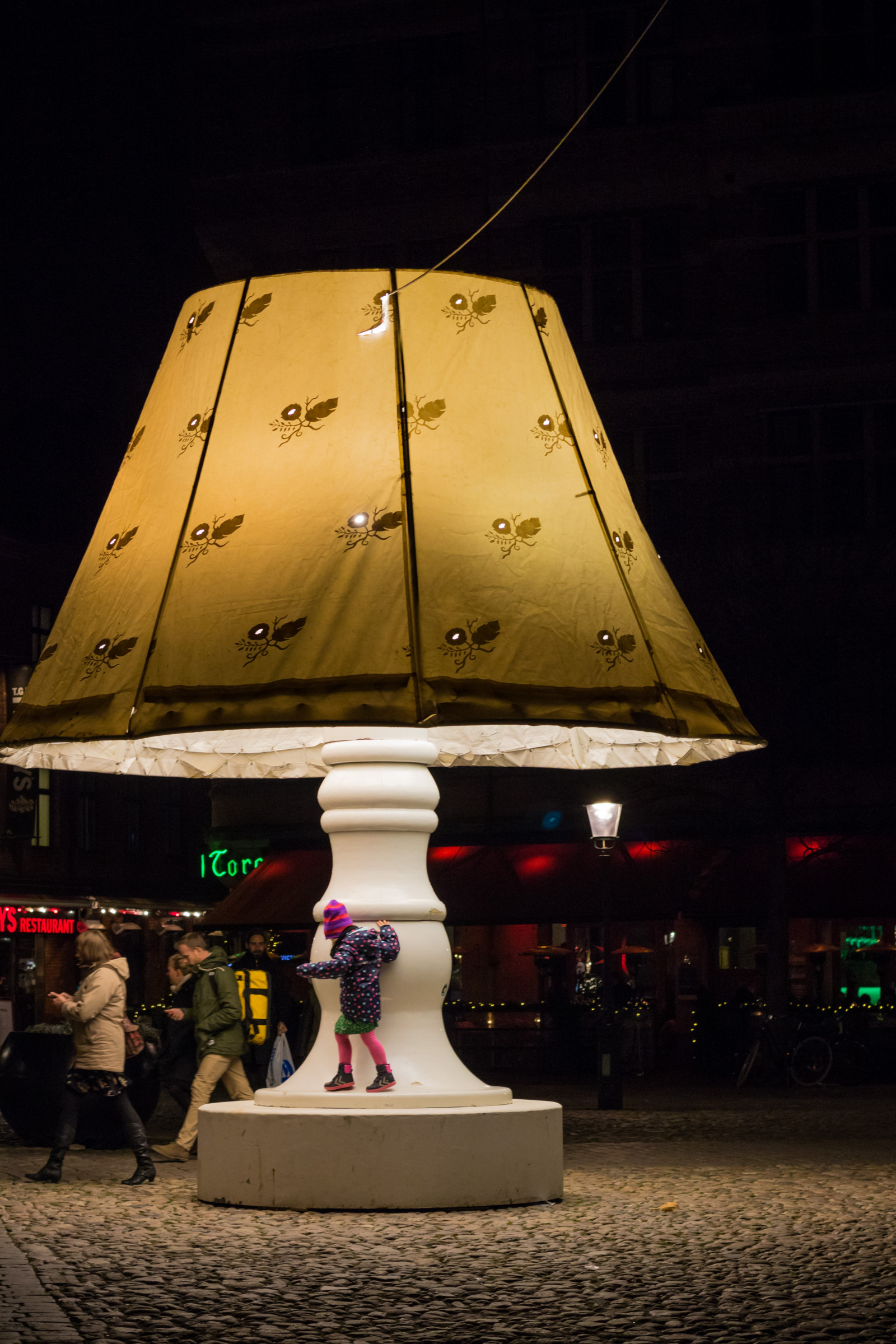 noc, večer, svítilna, náměstí, světlo, barva, osvětlení, lampa, Malmo, lillatorg, torg, gatufoto, nightphotography, tvar, Natt, v noci, exif modelu canoneos760d, geocountry, Kamera aby kánon, geocity, Model fotoaparátu canoneos760d, geostate, geolocation, exif aby kánon, EXIF otvor 40, exif focallength 50mm, exif isospeed 800, EXIF ef50mmf18stm čočka, streetphotography, nattfotografering