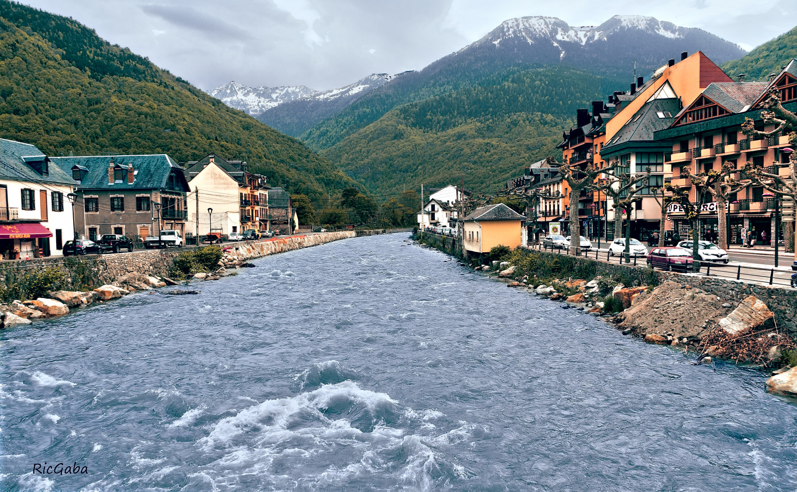 voda, vodní, řeka, město, horských reliéf, nebe, pohoří, hora, vodní tok, horská obec, fluvial landforms of streams, město, Alpy, banka, geologický fenomén, vesnice, vodní zdroje, jezero, strom, Cestovní ruch, údolí, Dům, krajina, nemovitost, mrak, zima, mount scenérie, fjord