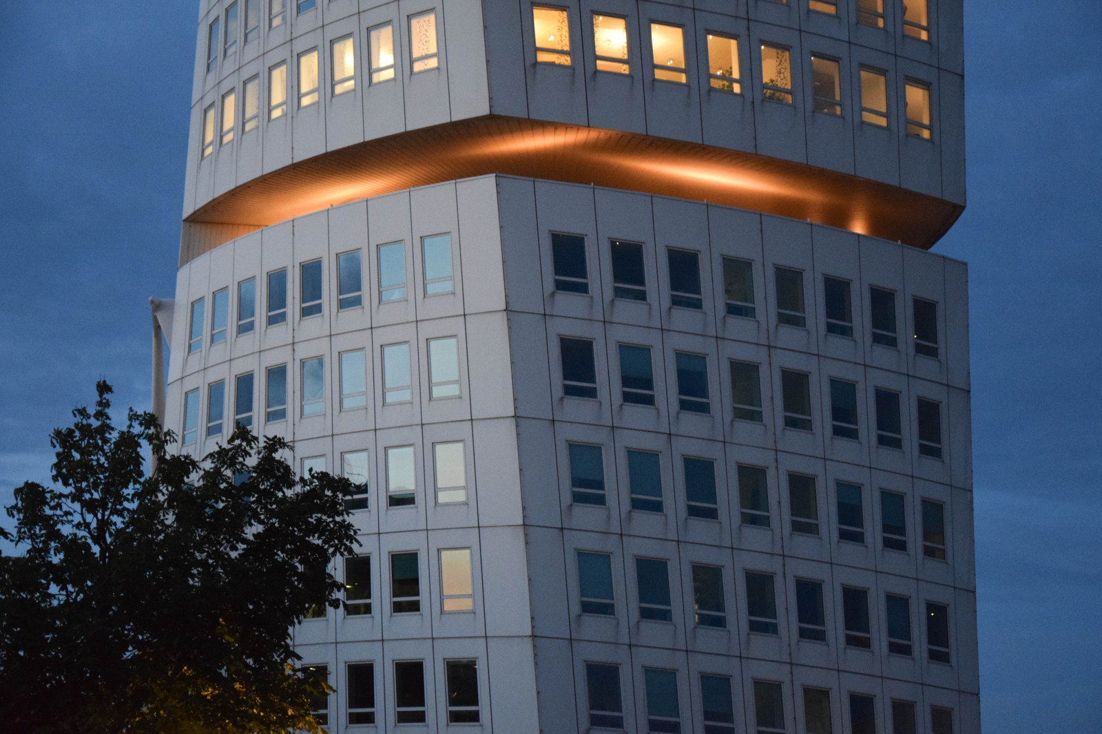 město, architektura, budova, odraz, nebe, mraky, mrakodrap, letní, Švédsko, soumrak, metropole, Soumrak, světlo, centrum, budovy, Turning Torso, v strahamnen, sk ne, moln, skymning, Malmo, bl nebe, kondominium, mezník, fasáda, hlavní sídlo, urban area, panelový dům