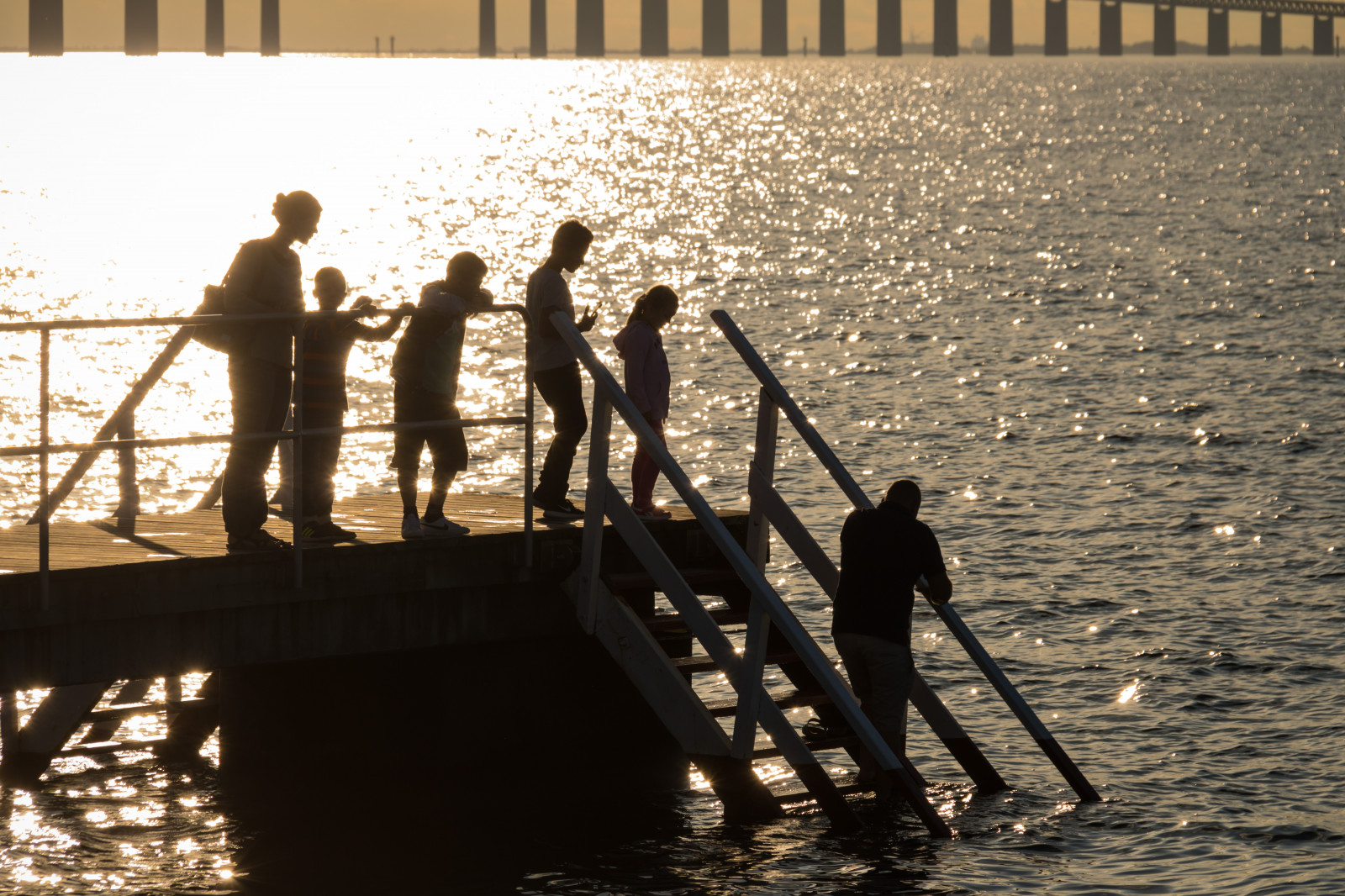 lidé, moře, voda, odraz, silueta, molo, dok, Brygga, siluett, hav, m nniska, Malmo, Sibbarp, fotografie, exif modelu canoneos760d, geocountry, Kamera aby kánon, geocity, Model fotoaparátu canoneos760d, geostate, geolocation, EXIF čočka efs18200mmf3556is, exif aby kánon, EXIF isospeed 100, EXIF otvor 10, exif focallength 135mm, obraz