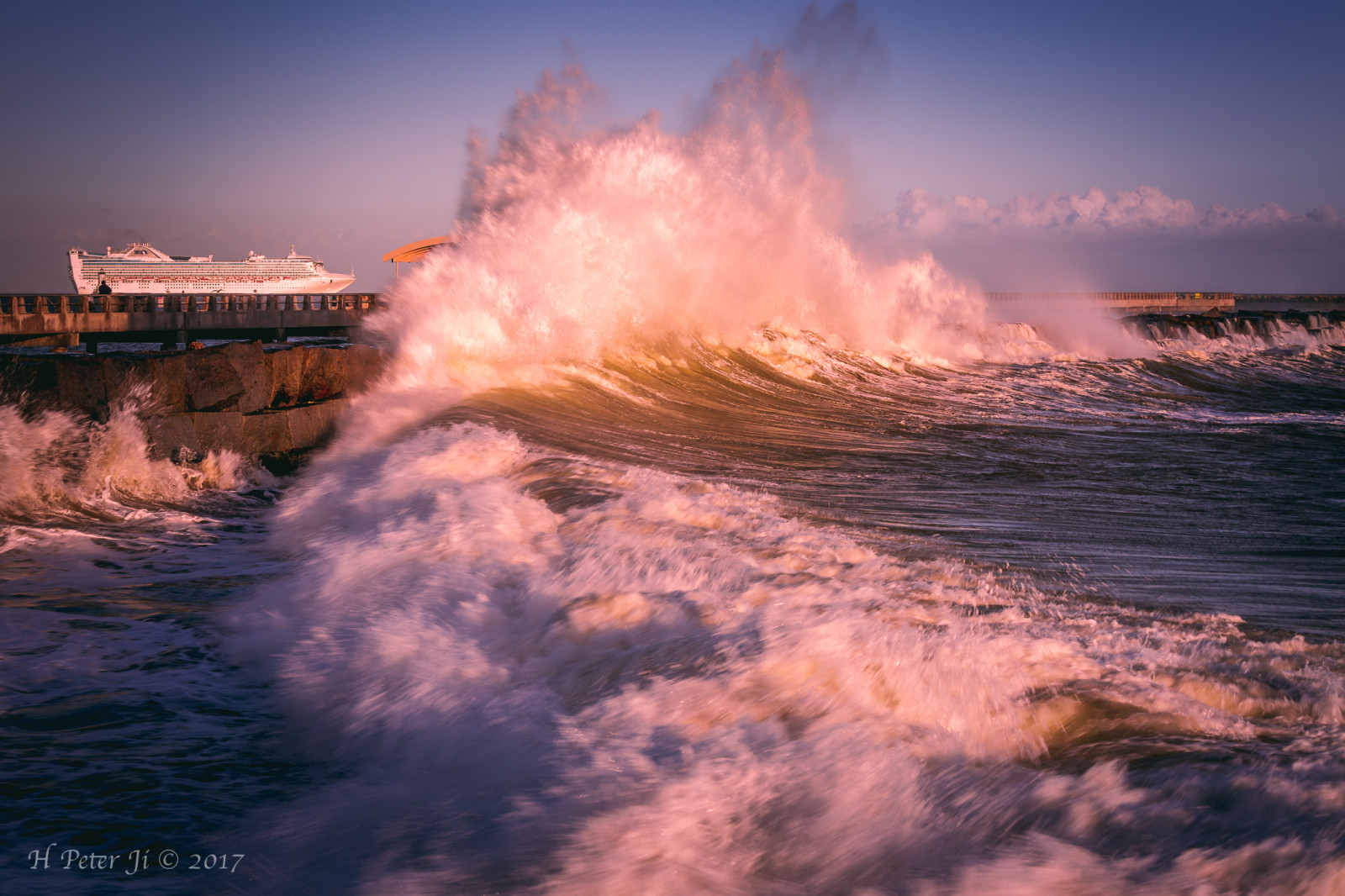 Kabrillobeach, Kabrillobeachpier, Kalifornie, Tichý oceán, Royalprincess, sanpedro, jižní Kalifornie, dobrodružství, pláž, vlnolam, mraky, Crashingwaves, výletní loď, rybář, geologie, Highsurf, horizont, maják, molo, Rockbeach, Rockshore, skály, nebe, Bouřky, západ slunce, Sunsetglow, Surfovat, vlny