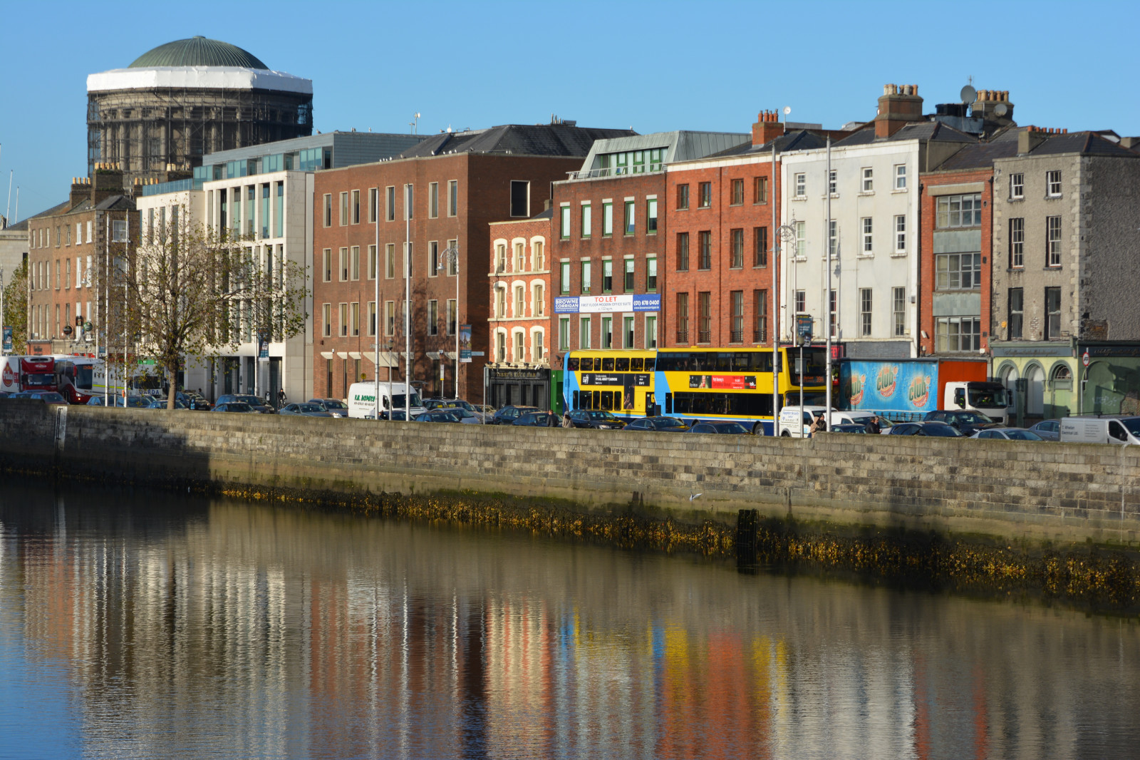 irsko, Irsko, Dublin, dublinstreets, architektur, architektura, ormondquaylower, r148, theliffeywater, řeka, voda, lifffey, Nábřeží, vodní cesty, urbanwaterfronts, provoz, transportindublin, autobusy, odrazy, centrum města, cityscene, cityview, městský život, touristcity, UrbanScene, městský život, pouliční život, streetscene, venkovní, vodní tok, budovy, buildingcomplex