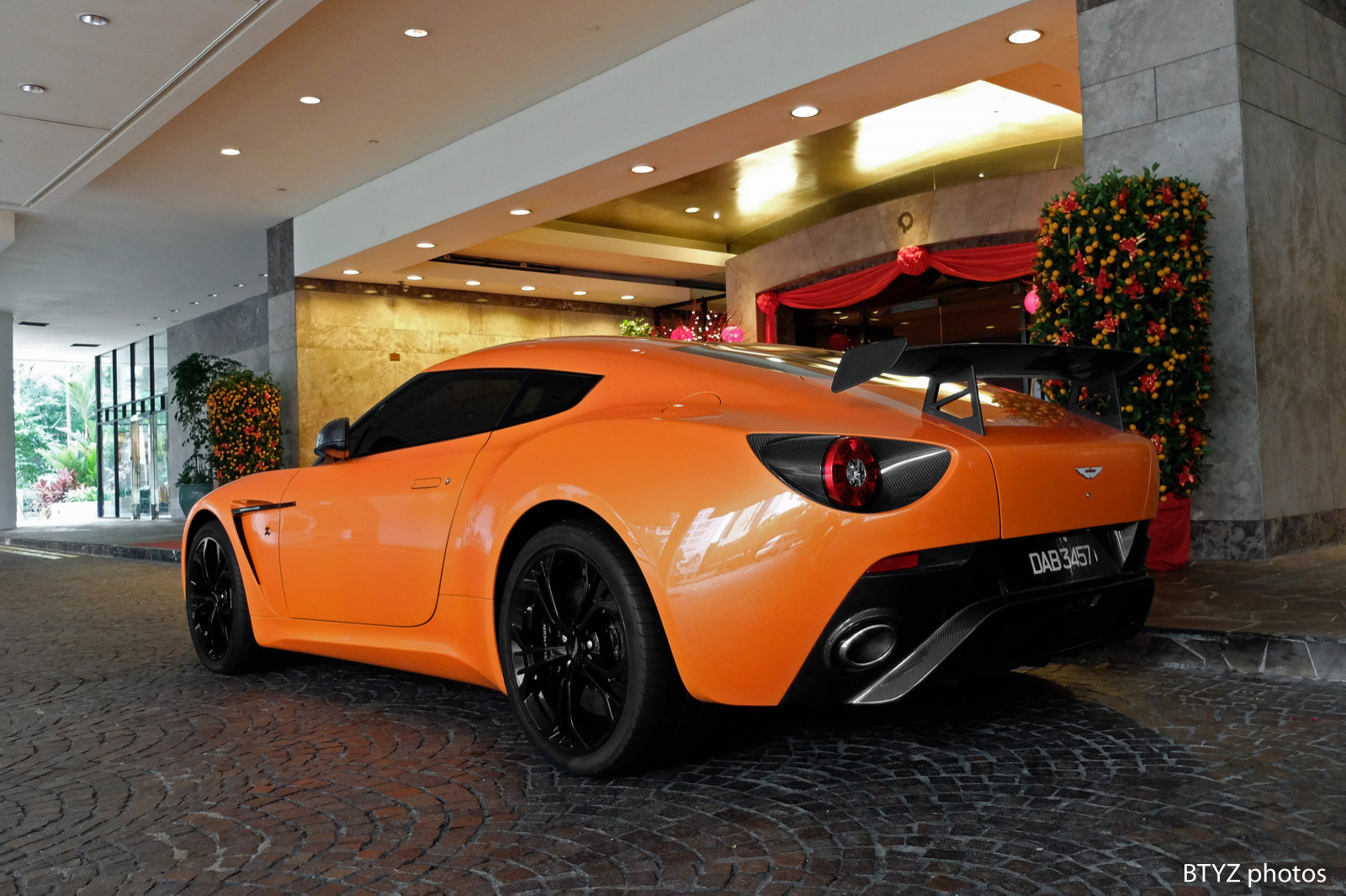 Singapur, Auto, Fahrzeug, Gelb, Sportwagen, Coupe, Cabriolet, Leistungsauto, Lotus, Lotus Evora, Zagato, Rad, Aston, Martin, Supercar, V12, Computer-Tapete, Landfahrzeug, Automobil-Design, Automotive außen, Rennauto, Luxusfahrzeug, Familienwagen, Kraftfahrzeug, Persönliches Luxusauto, Mittleres Auto, Autoshow, Sinapore