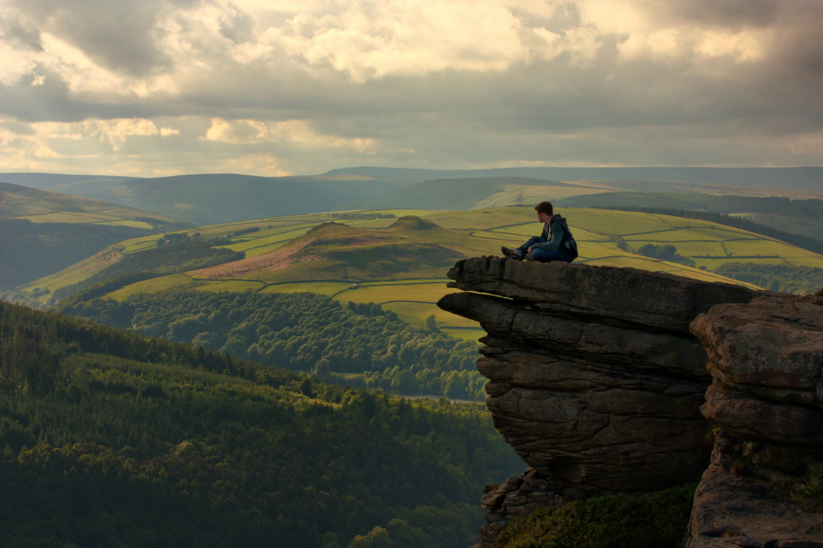 park, greatbritain, stromy, světlo, stín, divoký, letní, Anglie, nebe, slunečnímu záření, zelená, Simon, Krásná, červen, Skála, mraky, Kánon, krajina, venkov, vysoký, skály, Pohled, Spojené království, Británie, bratr, okres, derwentvalley, derwent, Derbyshire, sjednocený, skvělý, skalnatý, vrchol, Království, návštěva, nádrž, kopce, národní, údolí, okraj, watson, hledisko, dech beroucí, peakdistrictnationalpark, ladybower, Bamford, bamfordedge, simonwatson, 450D