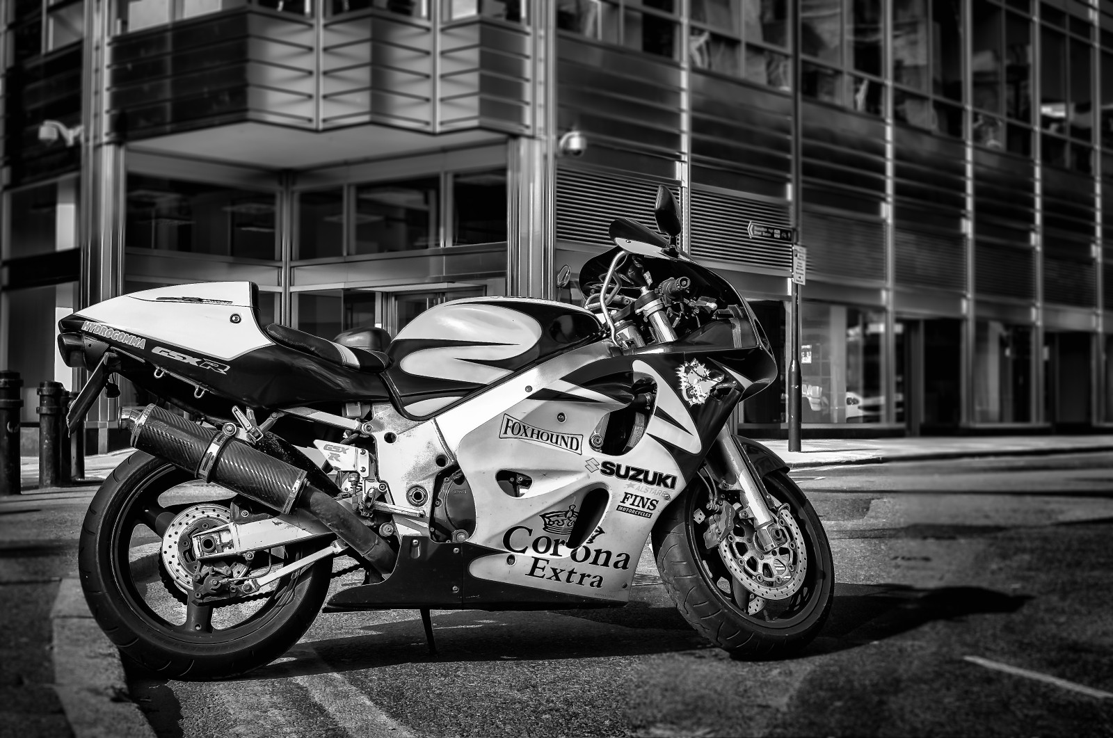 Landfahrzeug, Motorrad, Fahrzeug, Kraftfahrzeug, Auto, Schwarz und weiß, Schnappschuss, Straße, Automobil-Design, Fotografie, Rad, Automobilbeleuchtung, Scheinwerfer, einfarbig, Monochrome fotografie, automotive wheel system, Autoteil, Autoreifen