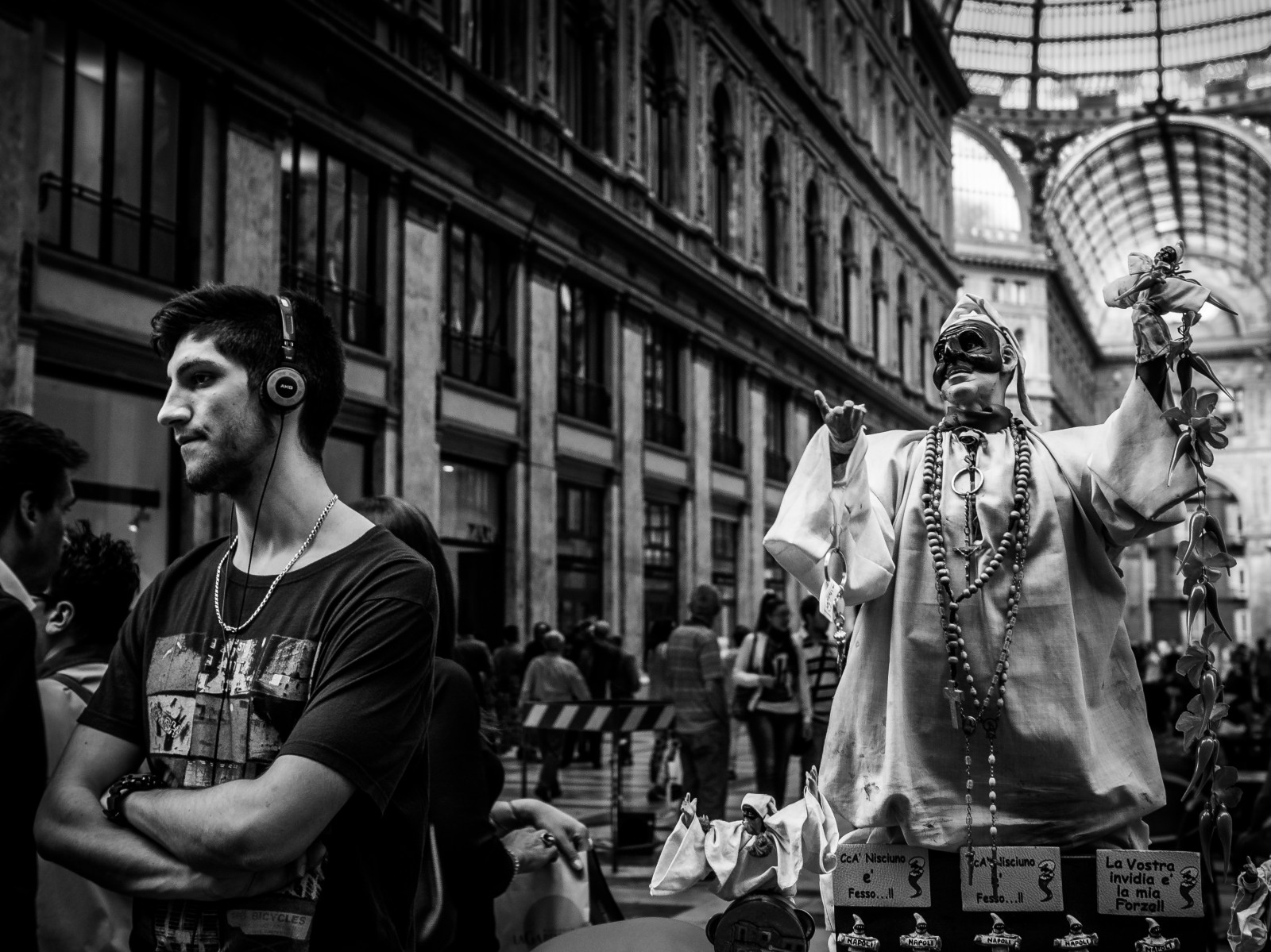 lidé, bílý, Černá, černobílý, portrét, město, ulice, Itálie, městský, budova, silnice, fotografování, maska, růžky, život, metropole, Neapol, Noir, Olympus, infrastruktura, výstřel, pěší, Mono, Černý a bílý, scéna, 18, tělesné, fotografie, muž, třídaFoto, galerie, styl, blanc, dav, OMD, upřímný, dokumentární, reportáž, momentka, 17mm, monocrome, 17, roh, urban area, Černý a bílý, monochromatické fotografování, Pulcinella, Popolární