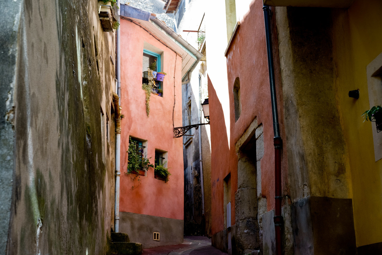 světla, okno, město, ulice, architektura, budova, stěna, silnice, Dům, město, dveře, Francie, infrastruktura, hřeben, Mládí, světlo, Krásná, cestovat, dosti, Pohled, prozkoumat, nálada, alej, budovy, cestování, mladý, ulicích, Street View, Mystik, režim, centrální, Zeiss, Napájení, streetphotography, upřímný, architektur, licht, leben, kunst, Reise, sonya7r, ilce7r, pokušení, fasáda, sonnartfe1855, Hollyday, kultury, sousedství, regionrh nealpes, Sonnarfe55mmf18za, Achitectural, Menschenleben, D partementdr mě