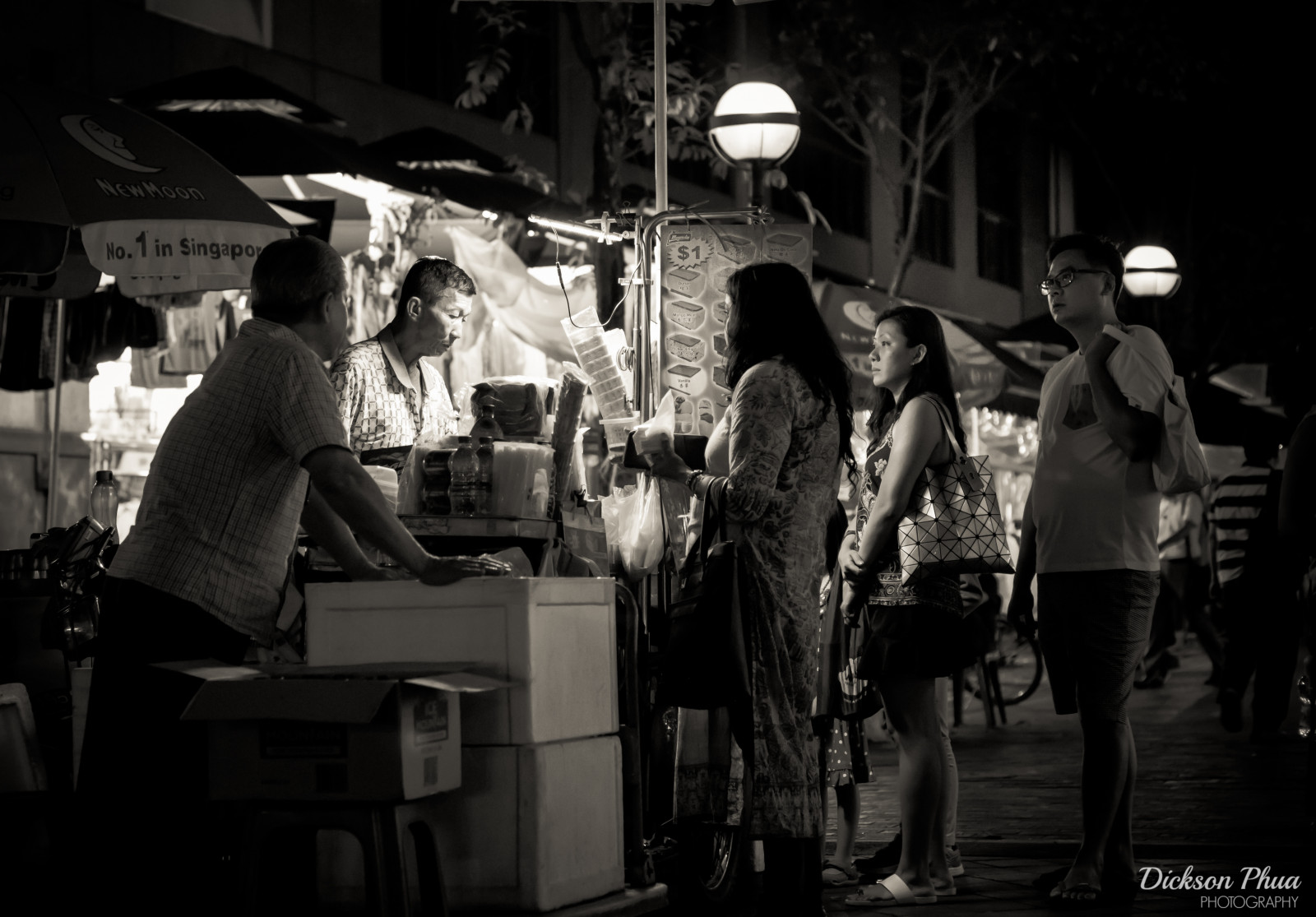 lidé, bílý, Černá, černobílý, oči, ulice, noc, Singapore, Asie, asijský, pole, silnice, fotografování, hudba, led, hudebník, sépie, stop, bokeh, Krém, B, čekání, zábava, pátek, F14, Mono, 50mm, hluboký, tělesné, východní, bublina, hloubka, turista, dav, upřímný, moment, prodavač, w, vozík, rozhodující, myslel, Černý a bílý, monochromatické fotografování, mělký, sg, akt, albert, měnič, přímo z ulice, Seah