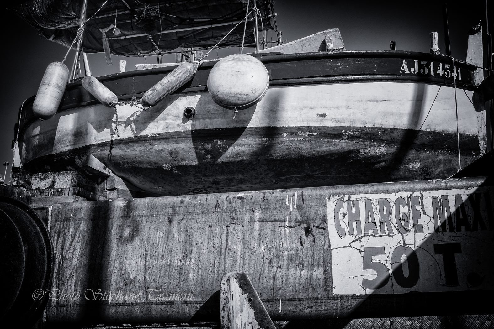 loď, černobílý, voda, vozidlo, fotografování, kov, Francie, Korsika, Fujifilm, Ajaccio, barca, Černý a bílý, tělesné, francia, corse, barque, noiretblanc, blancoynegro, biancoenero, Černý a bílý, monochromatické fotografování, Corcega, fujinon1855