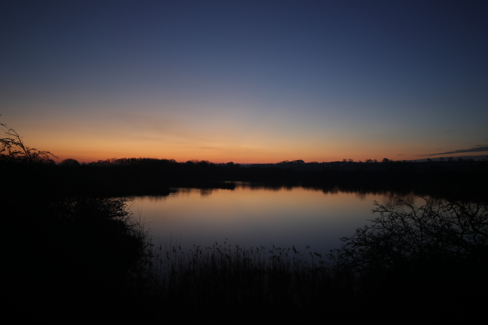 voda, sladkovodní, rybník, klidný, svítání, svítání, northlincolnshire, Bartonuponhumber, Dary, modrý, oranžový, waterscape, venku, slabé světlo, odrazy, cloudsstormssunsetssunrises, Kánon, železa, atmosférický, přírodní rezervace, záře, Anglie, Humberside, scenérie, britský, Příroda, uklidnit