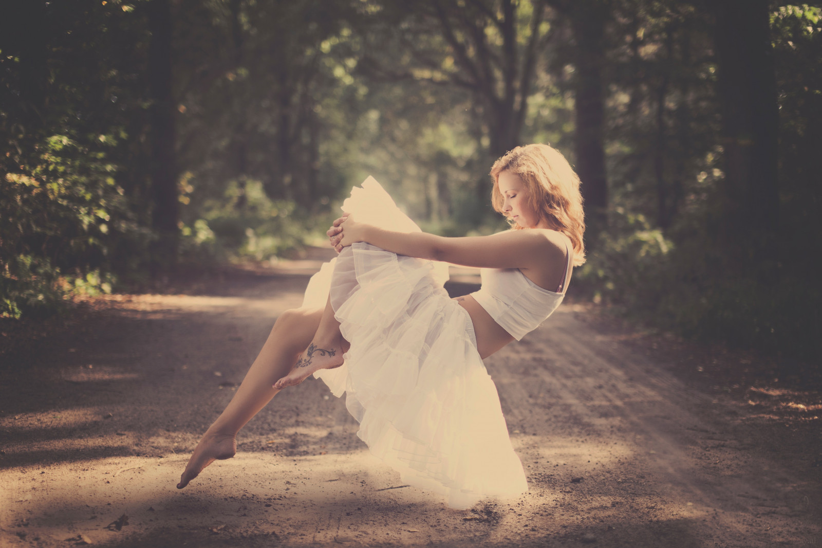 https://c.wallhere.com/photos/b0/a2/women_feet_floating-104233.jpg!d