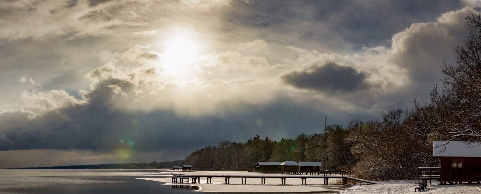 slunečnímu záření, stromy, krajina, západ slunce, jezero, Příroda, nebe, sníh, zima, mraky, ráno, Německo, atmosféra, chata, dok, soumrak, mrak, počasí, svítání, atmosférický jev, Atmosféra Země, meteorologický jev
