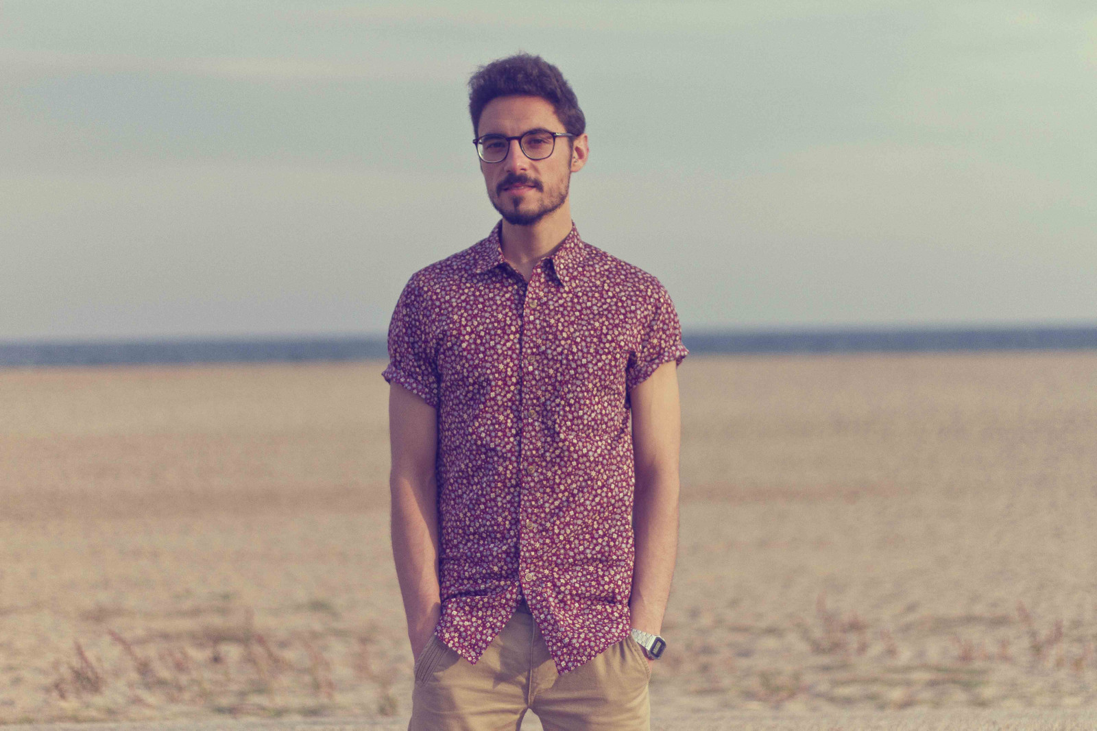 cuidado de la visión, mar, vacaciones, en pie, Gafas de sol, masculino, verano, divertido, playa, humano, gafas, cielo, Gafas, arena, cuello