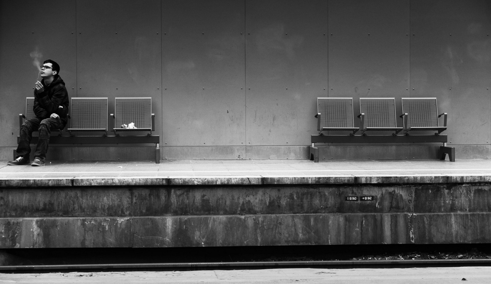 bílý, Černá, černobílý, ulice, odraz, sedící, fotografování, kouř, cigarety, lavice, geometrie, čekání, světlo, Černý a bílý, vlakové nádraží, tvar, fotografie, tma, plošina, streetphotography, upřímný, moment, kuřák, Černý a bílý, monochromatické fotografování, Film noir, digitální fotoaparát
