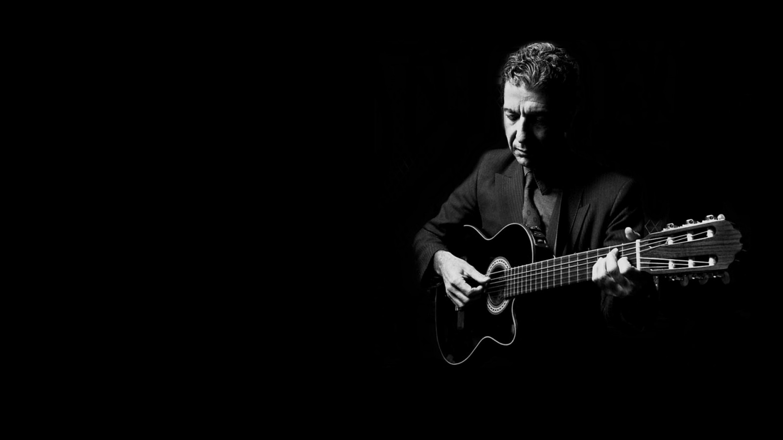 nero, monocromo, chitarra, strumento musicale, Virtuoso, musica, cantante, musicista, microfono, Musica Artista, stringhe, chitarrista, chitarra elettrica, musica pop, cantando, mezzanotte, suono, leggero, prestazione, palcoscenico, oscurità, completo da uomo, concerto, canzone, sfondo del computer, bianco e nero, fotografia in bianco e nero, strumenti a pizzico, strumento a corda, bassista, cantautore, concerto rock, basso, chitarra acustica, chitarra slide, compositore di canzoni, chitarrista jazz, Leonard cohen, musical instrument accessory, string instrument accessory, session musician, guitar accessory