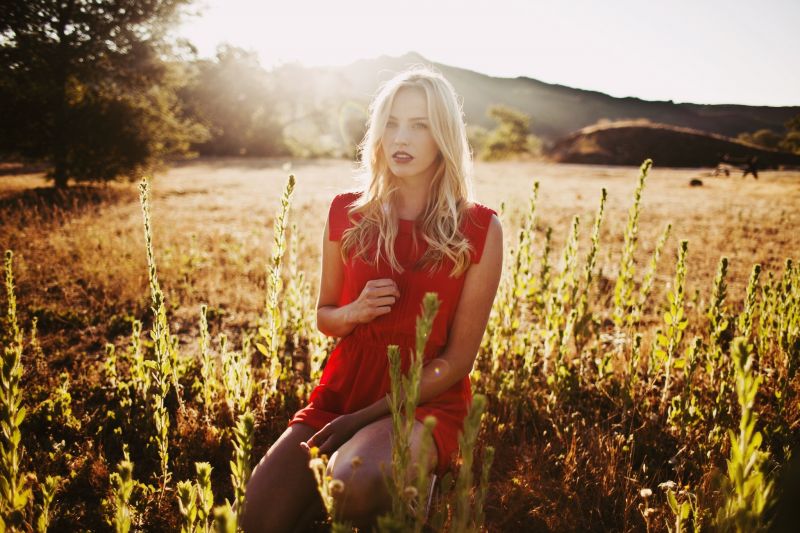 2048x1365 px, blond, Gras, Kleid, Haar, Hügel