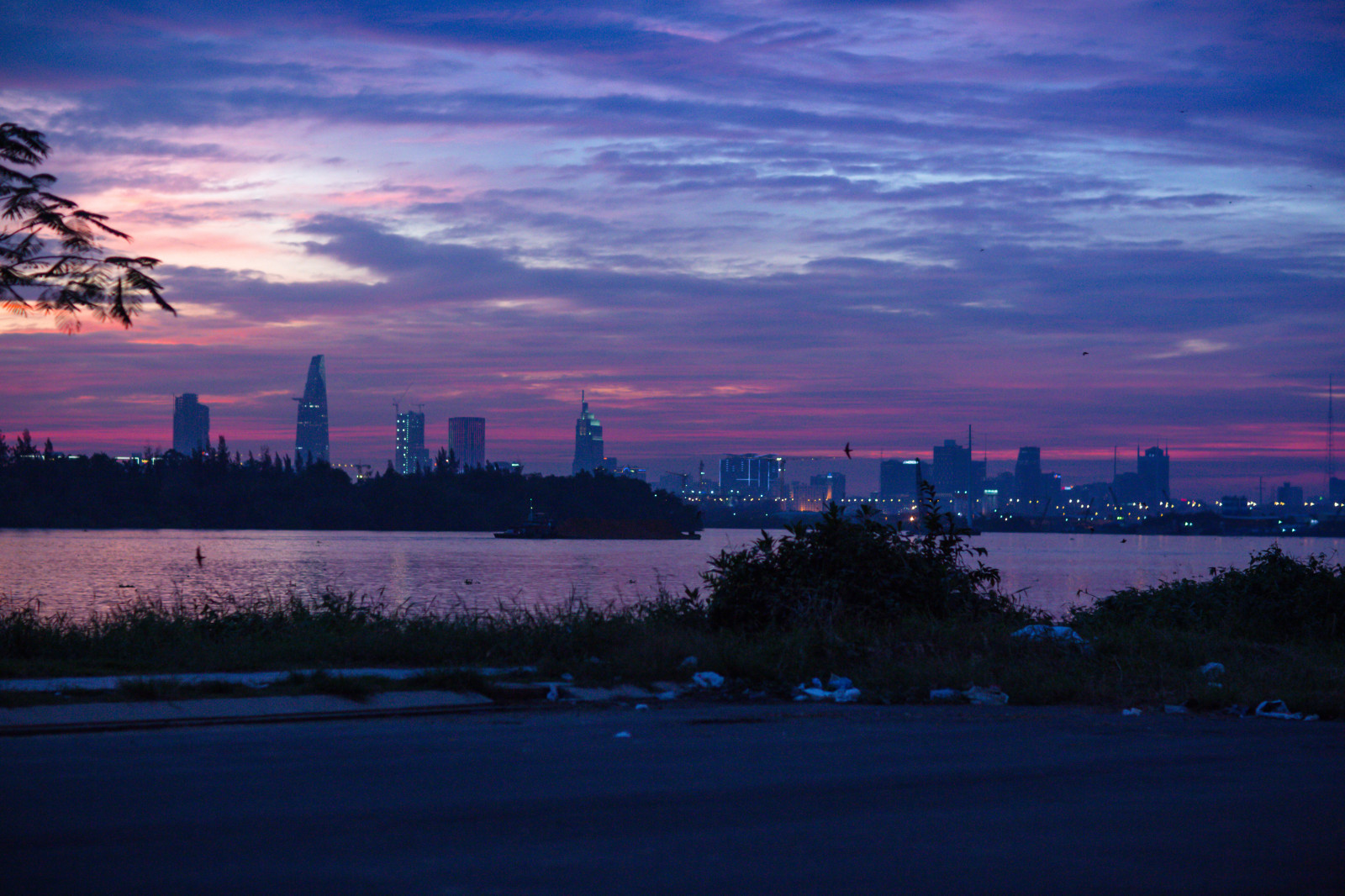 západ slunce, město, panoráma města, noc, odraz, nebe, svítání, panoráma, večer, ráno, řeka, slunce, horizont, světla města, soumrak, mrak, svítání, mrakodrapy, odlesk, lidské osídlení, noční město
