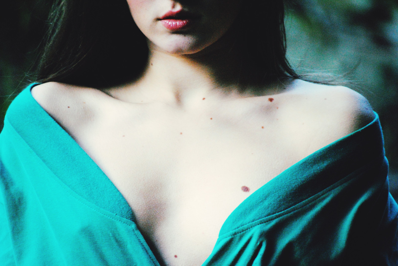 modello, ritratto, capelli lunghi, blu, capelli neri, labbra, turchese, indietro, pelle, senza volto, Talpa, comune, ragazza, bellezza, occhio, labbro, collo, spalla, il petto, servizio fotografico, capelli castani, colore dei capelli umani