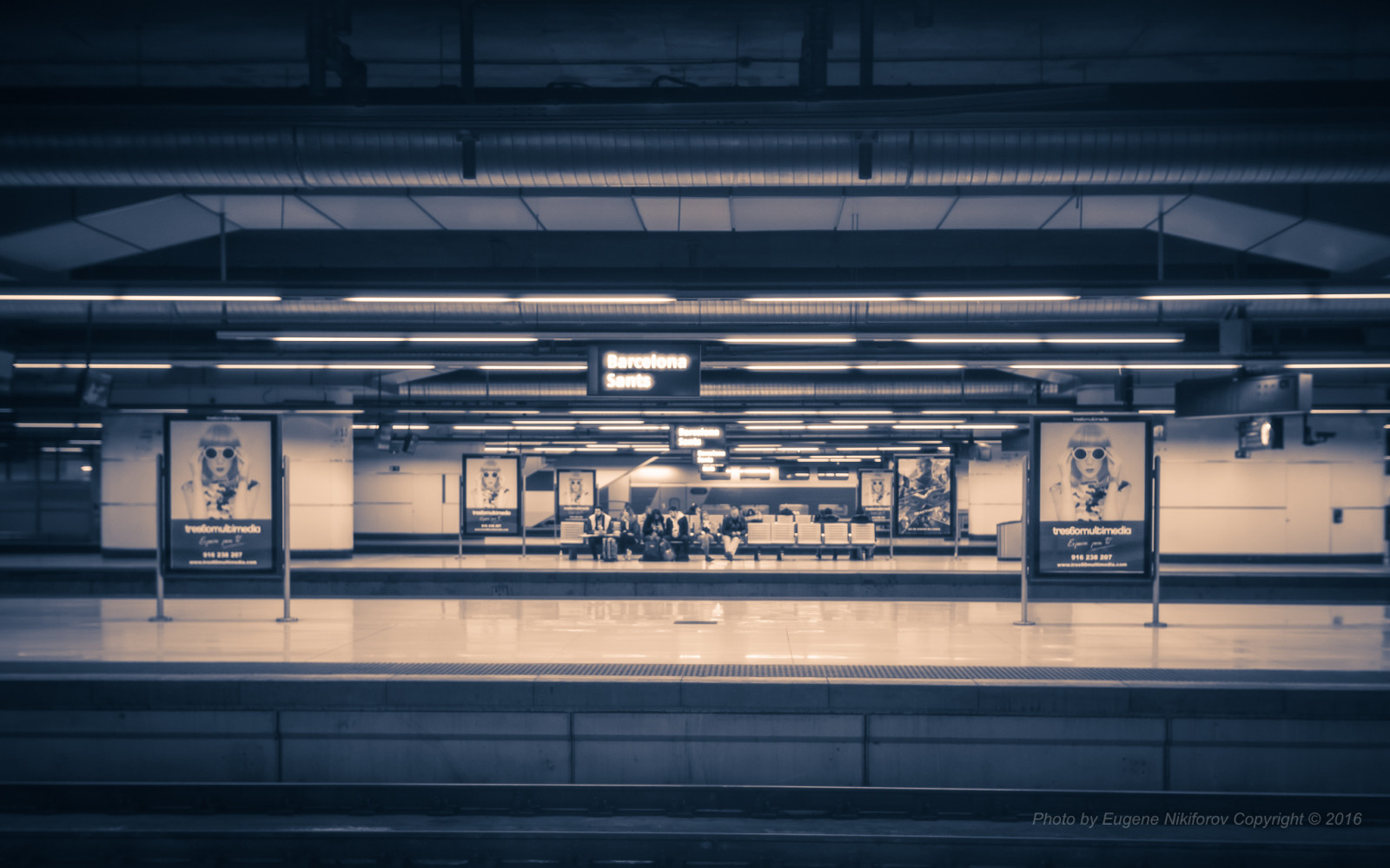 leicam9, Leicasummiluxm35mmf14preasphv2, urbanphotography, Barcelona, summilux, Černý a bílý, upřímný, dokumentární, Leica, Leicaglow, černobílý, Rainshower, dálkoměr, streetphotography, vlakové nádraží, Matice