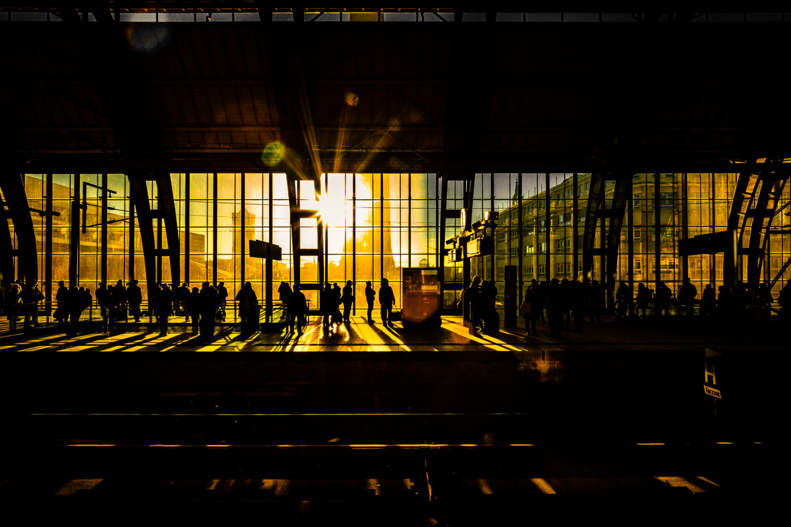 gadebelysning, nat, afspejling, himmel, silhuet, tog, jernbane, gul, aften, Berlin, midnat, struktur, elektricitet, Alexanderplatz, lys, station, belysning, deutschland, Jernbanestation, linje, mørke, bahn, zug, bahnhof, schemen, offentlig transport, Sbahn, Bahnsteig, schattenbild
