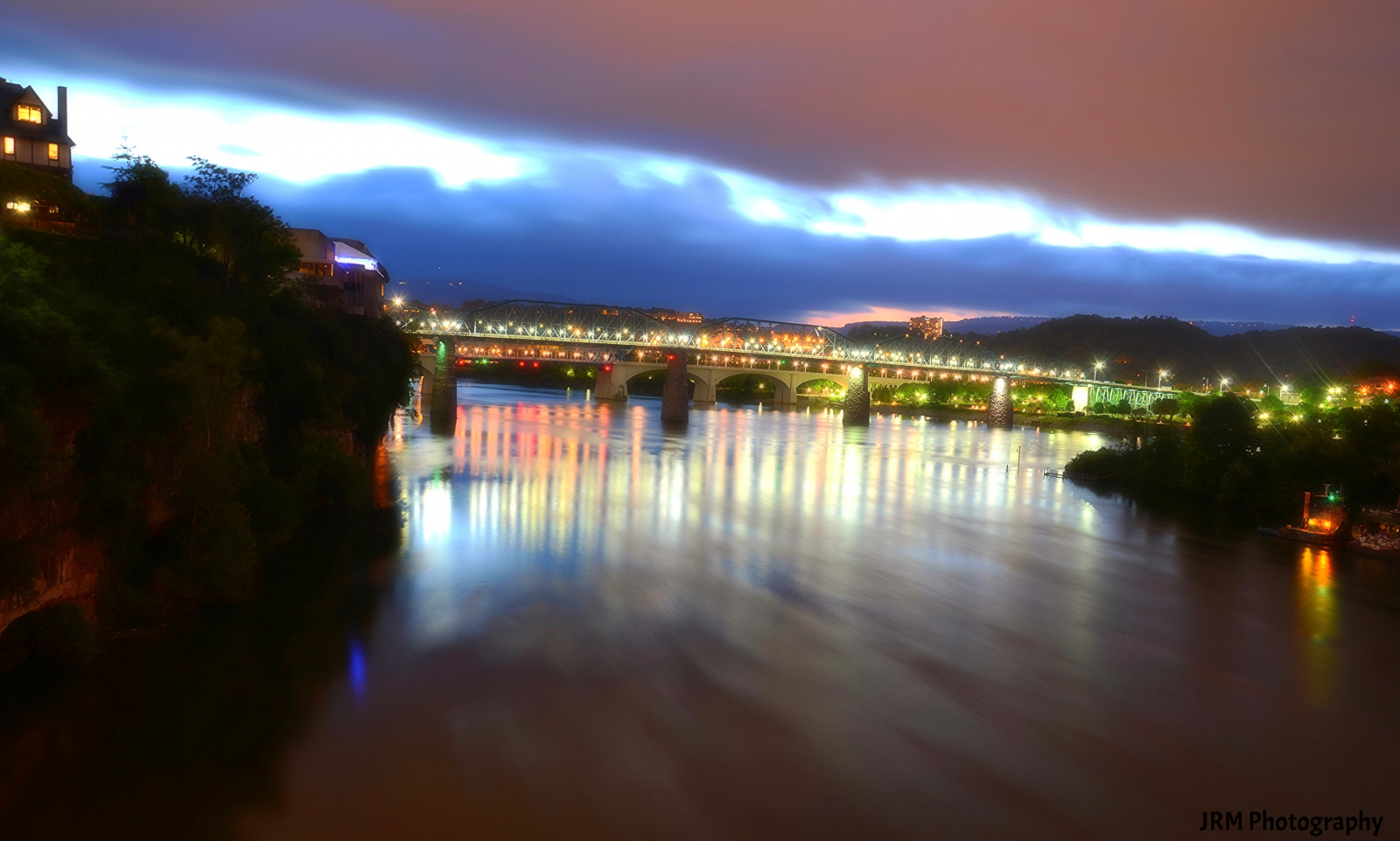 slunečnímu záření, stromy, světla, bílý, západ slunce, panoráma města, noc, Červené, odraz, nebe, mraky, svítání, zelená, modrý, večer, ráno, řeka, oranžový, ostrov, soumrak, šedá, Soumrak, světlo, mrak, flickr, hladký, záře, svítání, lampy, vrstvené, Severní pobřeží, walnutstreetbridge, tennesseeriver, coolidgepark, marketstreetbridge, bluffviewartdistrict