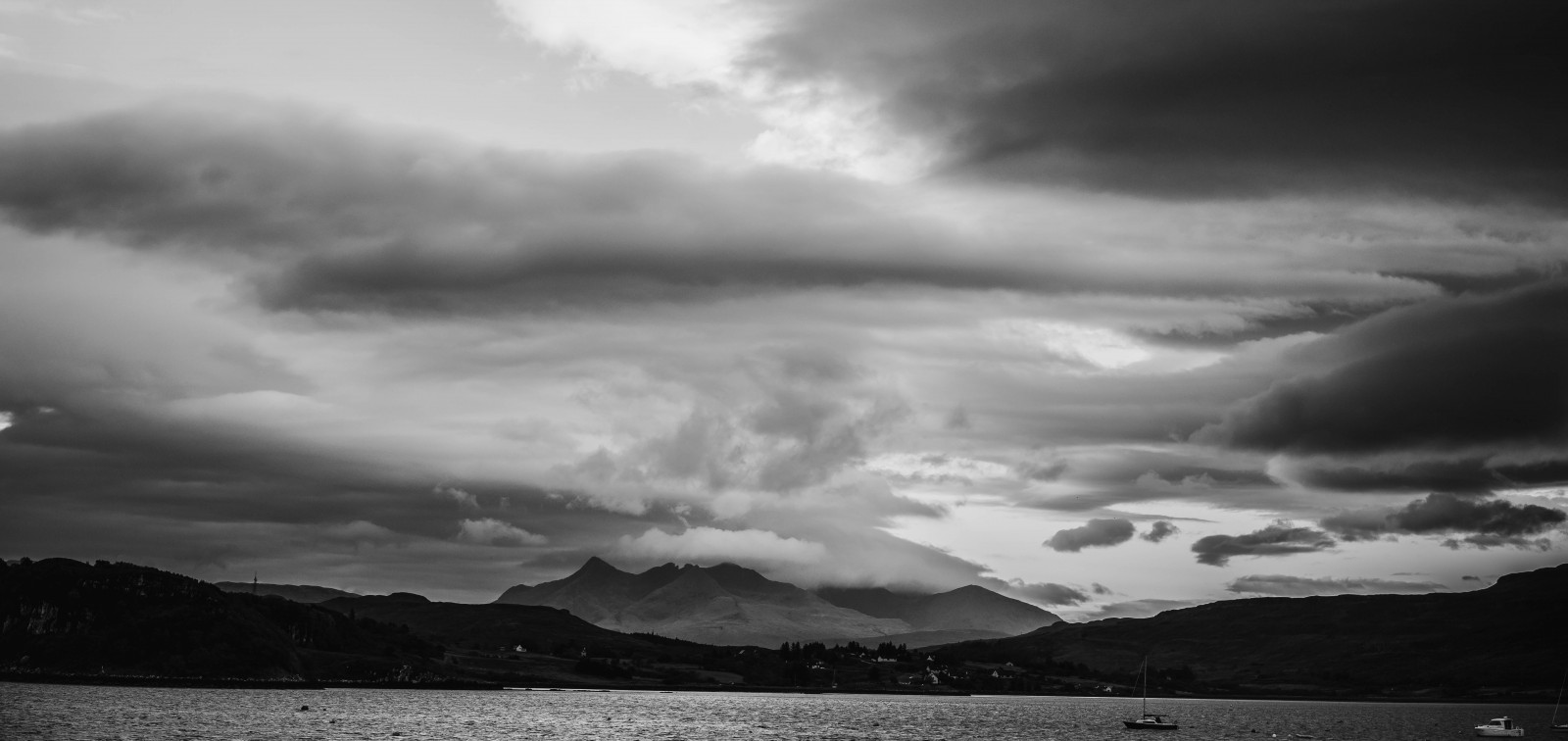 nebe, mrak, Černý a bílý, jezero, atmosféra, monochromatické fotografování, horizont, fotografování, vysočina, kupa, voda, uklidnit, meteorologický jev, černobílý, jev, ráno, během dne, slunečnímu záření, krajina, jezero, bouřka, strom, hora, večer, moře, tma, počítač tapeta, nádrž, řeka, kopec, fjord, Lake District