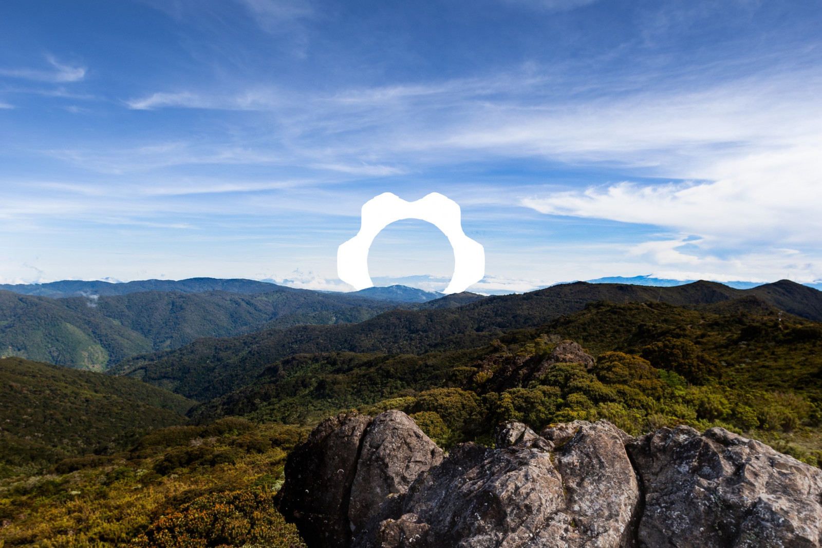 nube, cielo, montagna, ecoregione, azzurro, Natural landscape, montanaro, cumulo, paesaggio, albero, morfologie montane, erba, orizzonte, prateria, catena montuosa, collina, bedrock, pianta, altopiano, abbattere, roccia, geologia, fenomeno meteorologico, valle, Massiccio, affioramento, cresta, strada, Chaparral, vertice, batholith, arco, tundra, Turismo